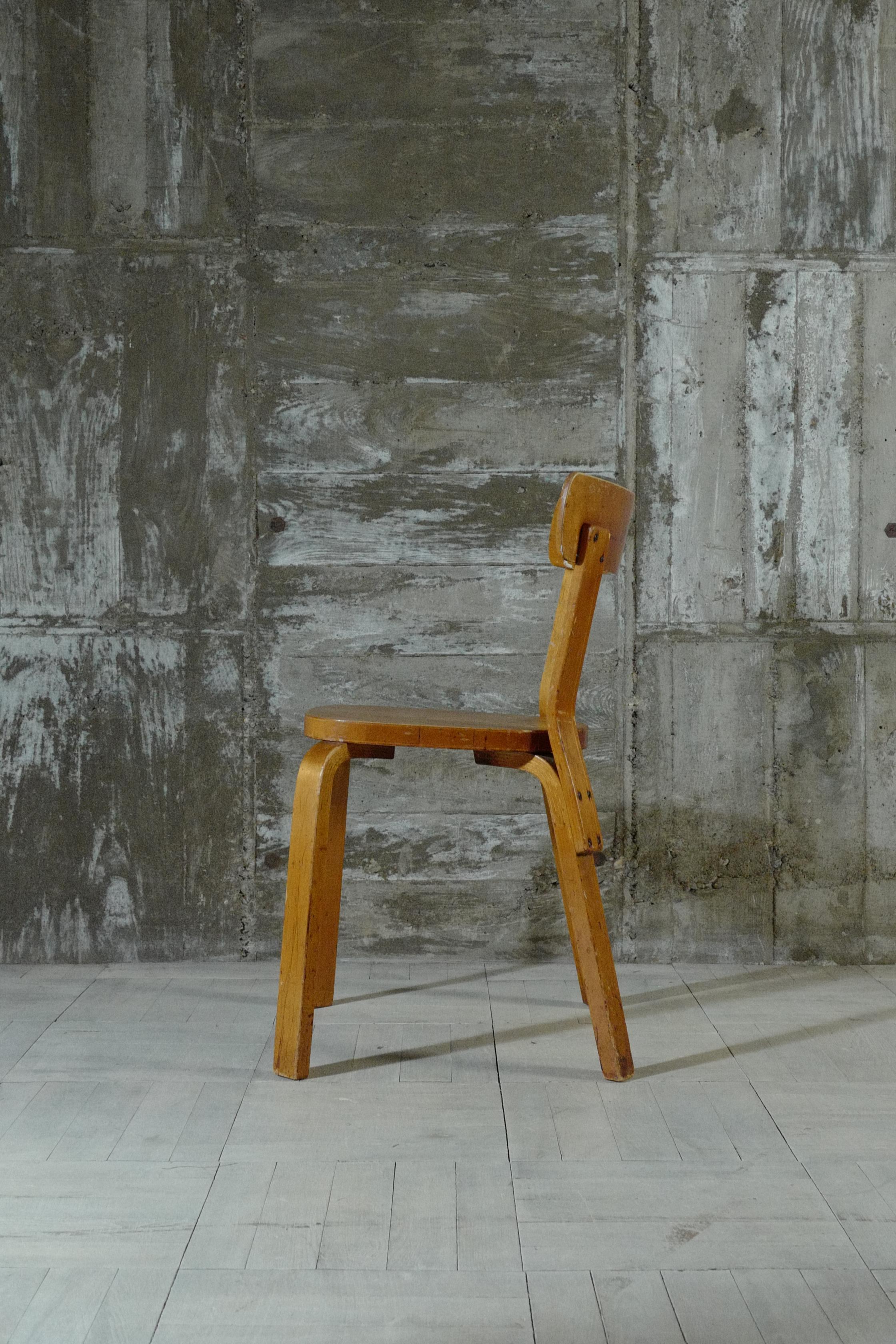 Entworfen von Alvar Aalto.
Dieser Stuhl 69 wurde in den 1940er Jahren hergestellt.
Es stammt aus der Zeit, als es in Hedemora, Schweden, hergestellt wurde.
Es hat eine Struktur, die mit Hemmora aus den 1940er Jahren hergestellt wurde, was bei den