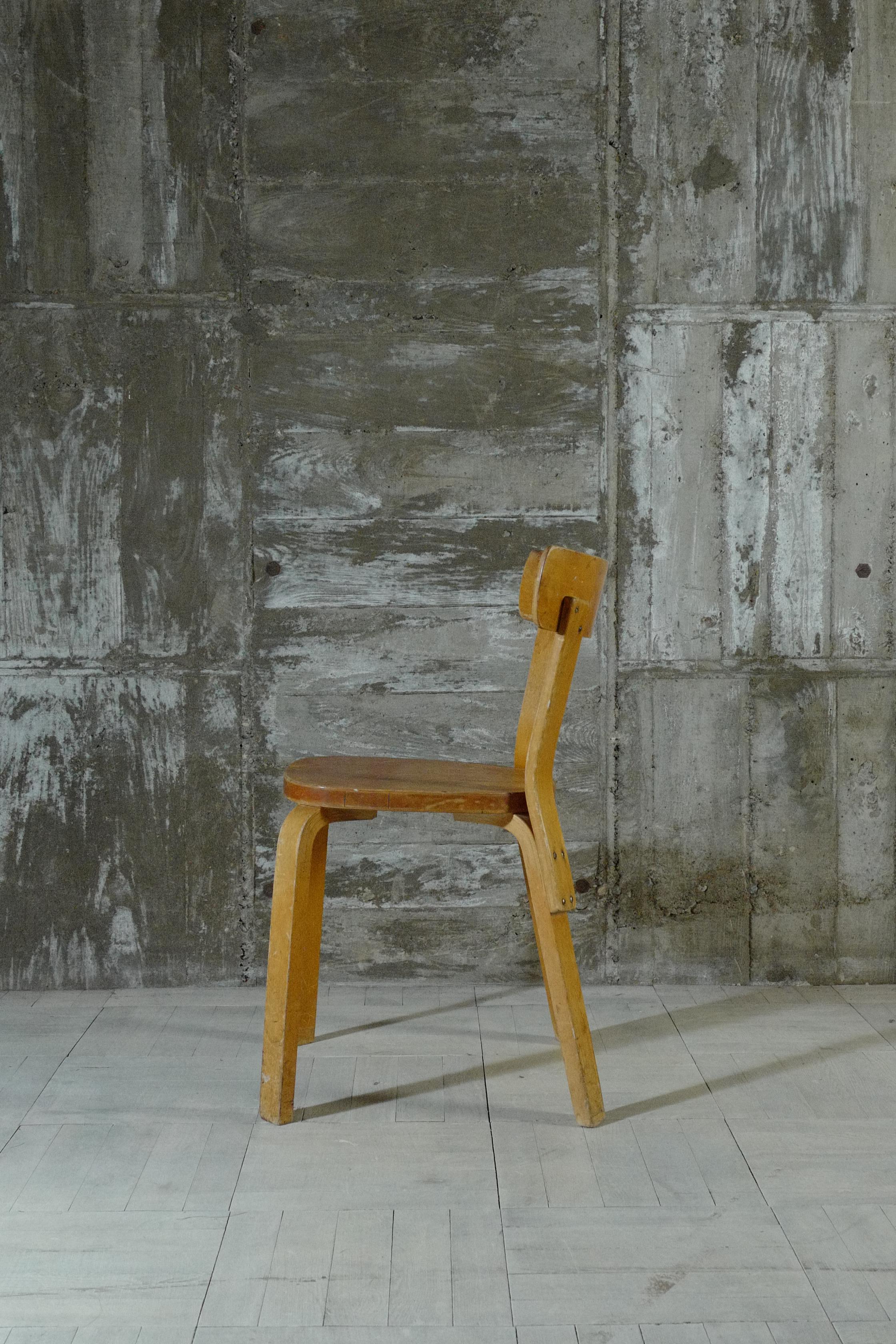 Conçu par Alvar Aalto.
Cette chaise 69 a été fabriquée dans les années 1940.
Il date de l'époque où il était fabriqué à Hedemora, en Suède.
Il possède une structure fabriquée avec de l'hedemora des années 1940, que l'on ne retrouve pas dans les