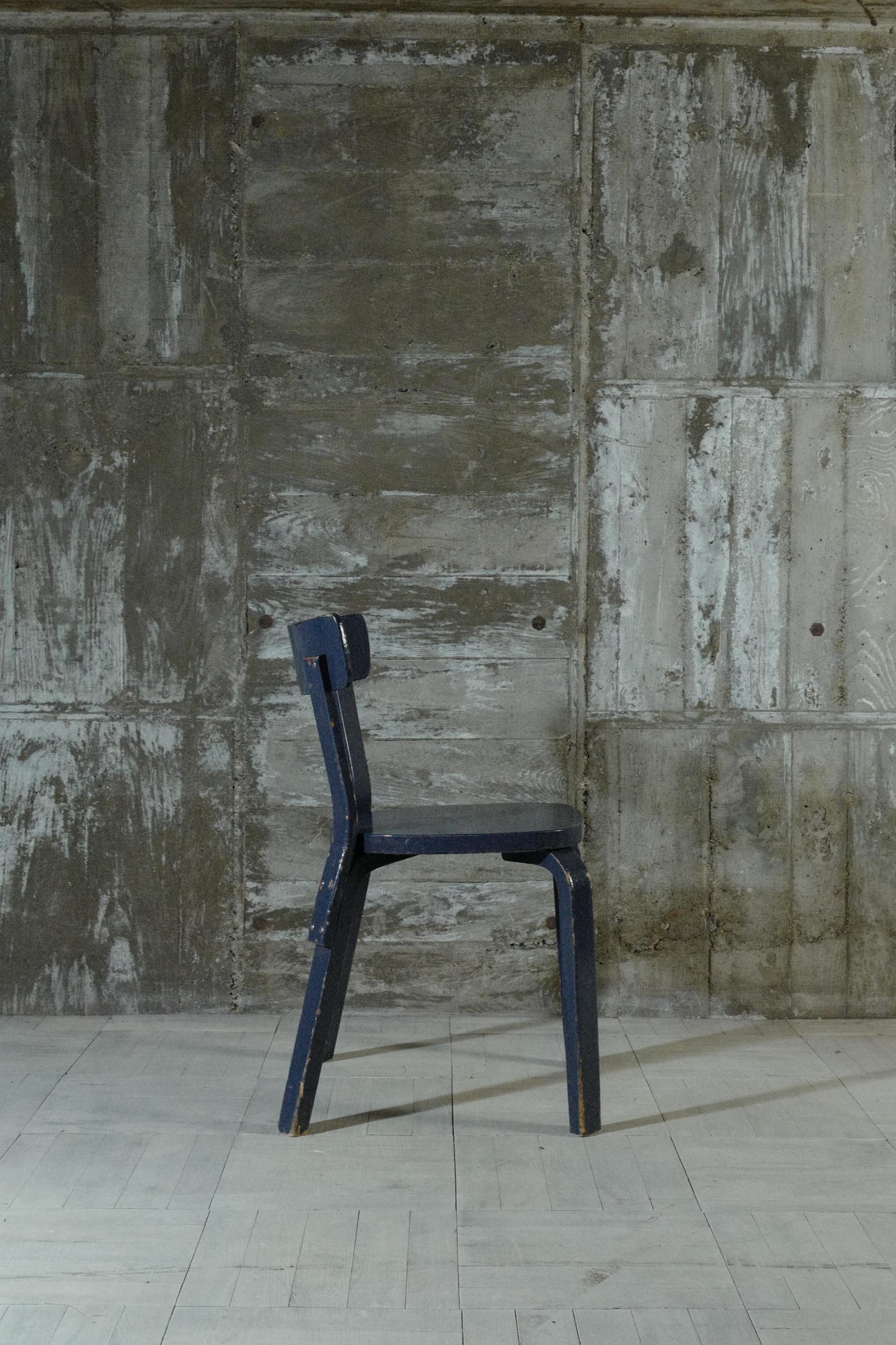 Designed by Alvar Aalto.
This is chair 69 .
Deep blue paint is applied all over.
This chair was manufactured in the 1930s.
