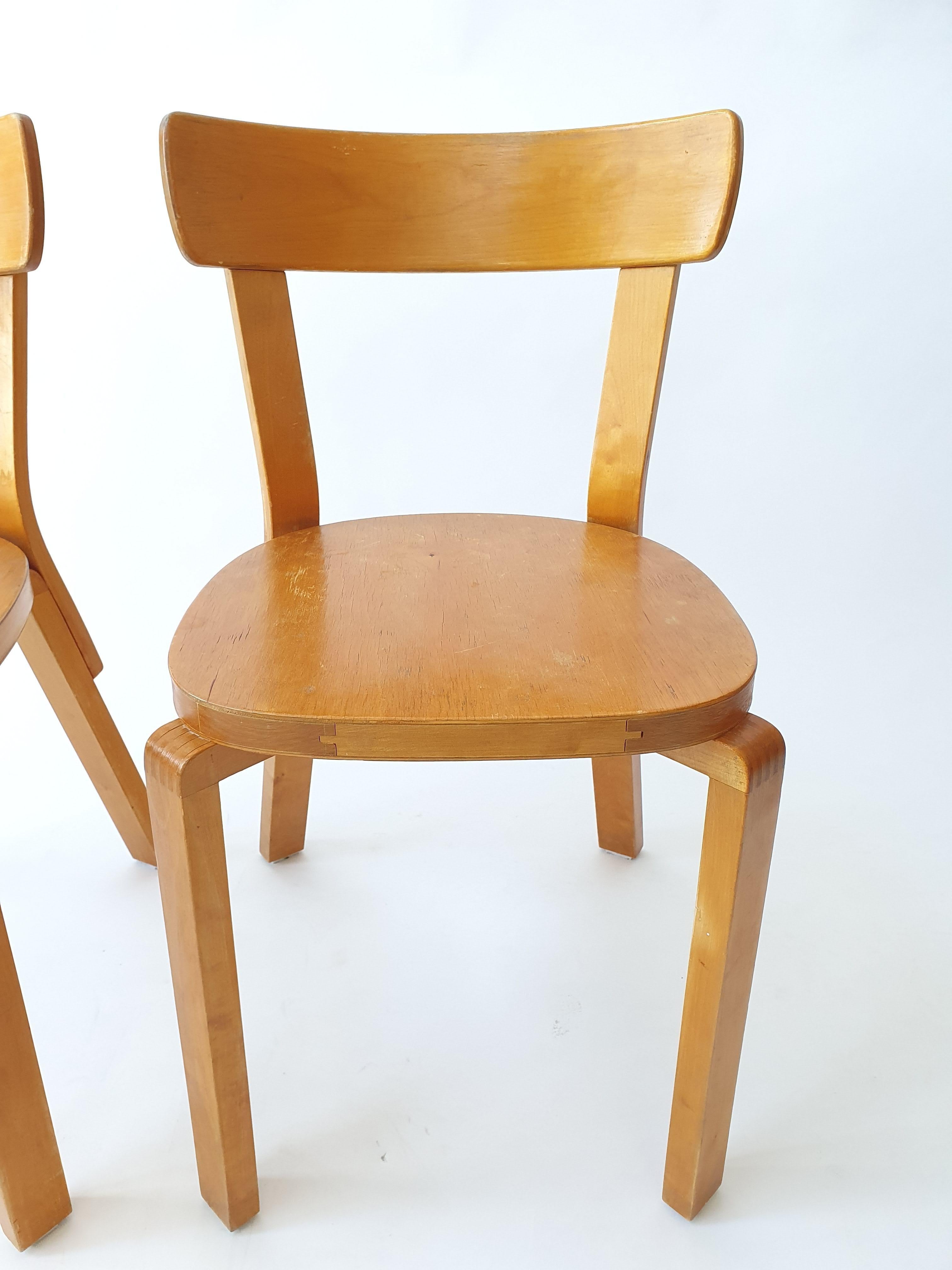 Artek 69 chairs, 2 pcs. Design by Alvar Aalto. The chairs have L-legs with finger joints from the war time of 1940s. The chairs have Artek's stamp from 1930s-1950s on the bottom. The chairs are in good condition and have a wonderful patina.

The