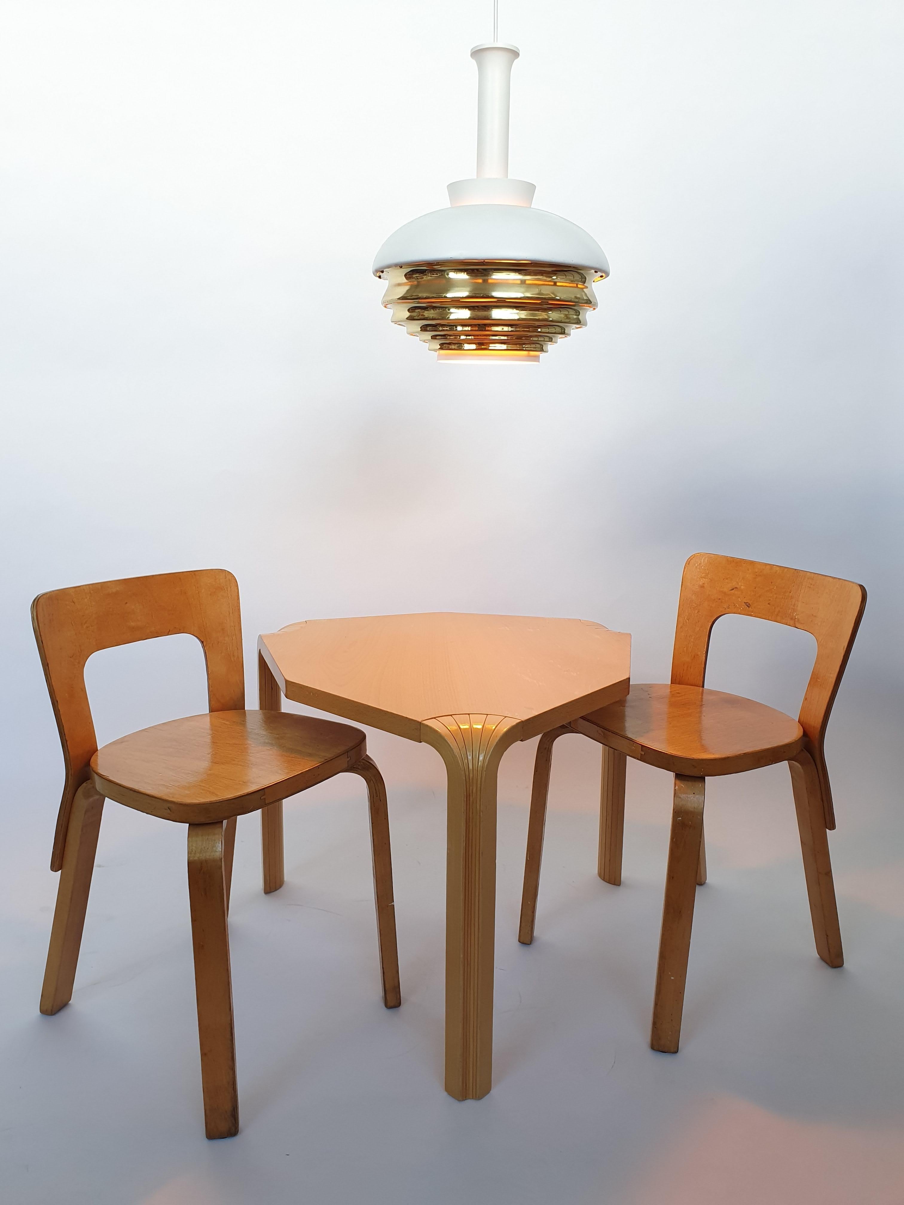 Sedie Artek A65 2 pezzi, disegnate da Alvar Aalto. Le sedie risalgono agli anni '50. Meravigliosamente patinato e in buone condizioni. Le sedie sono dotate di giunzioni a pettine nella seduta e di viti con intaglio.

La sedia A65 di Alvar Aalto,
