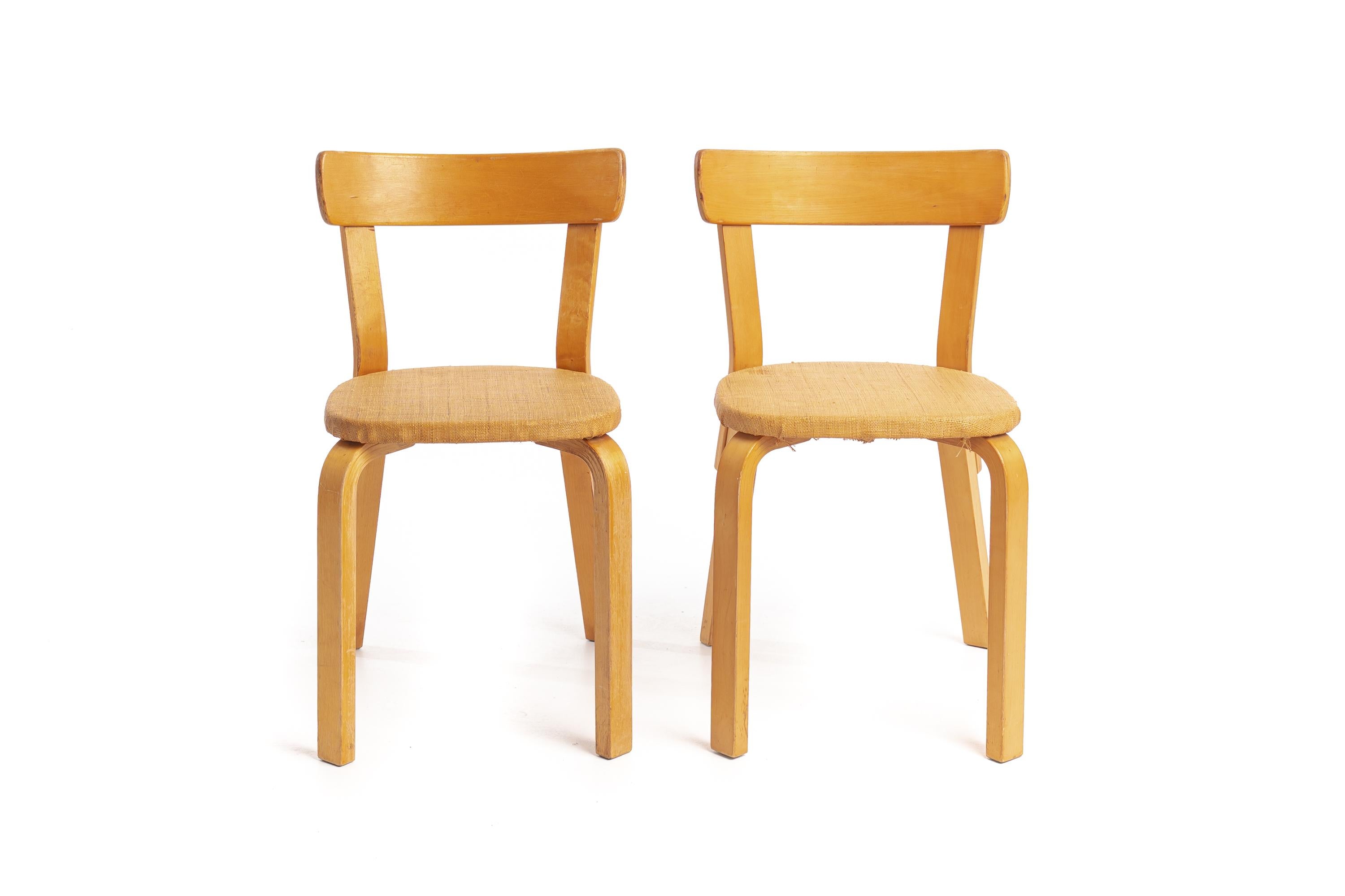 Ces chaises Alvar Aalto modèle 69 sont en parfait état d'origine. Elles ont été fabriquées au début des années 1950 et sont très difficiles à trouver dans cet état.
