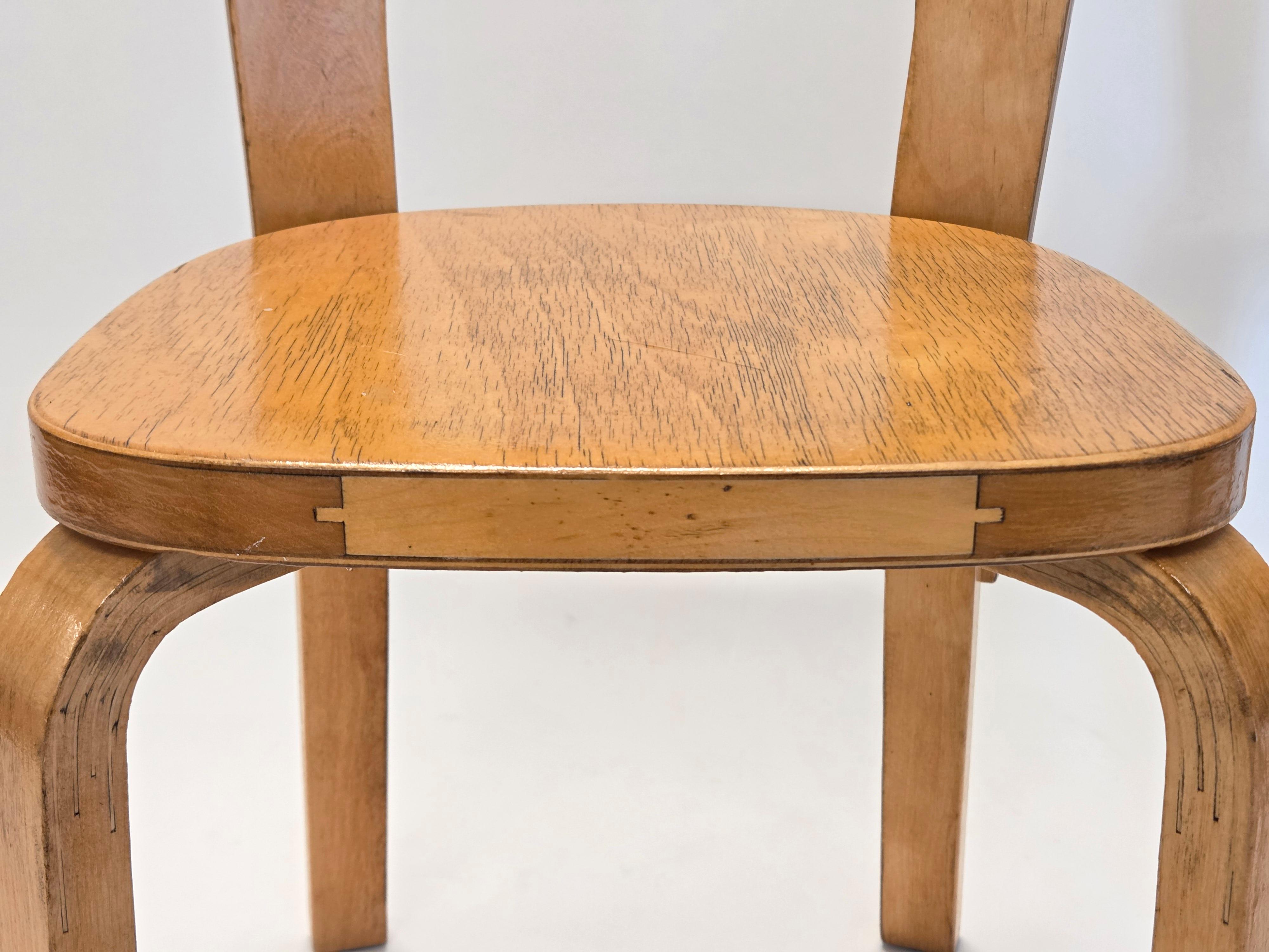 Alvar Aalto Chairs model A65 by Artek 1950s mediados del siglo XX en venta