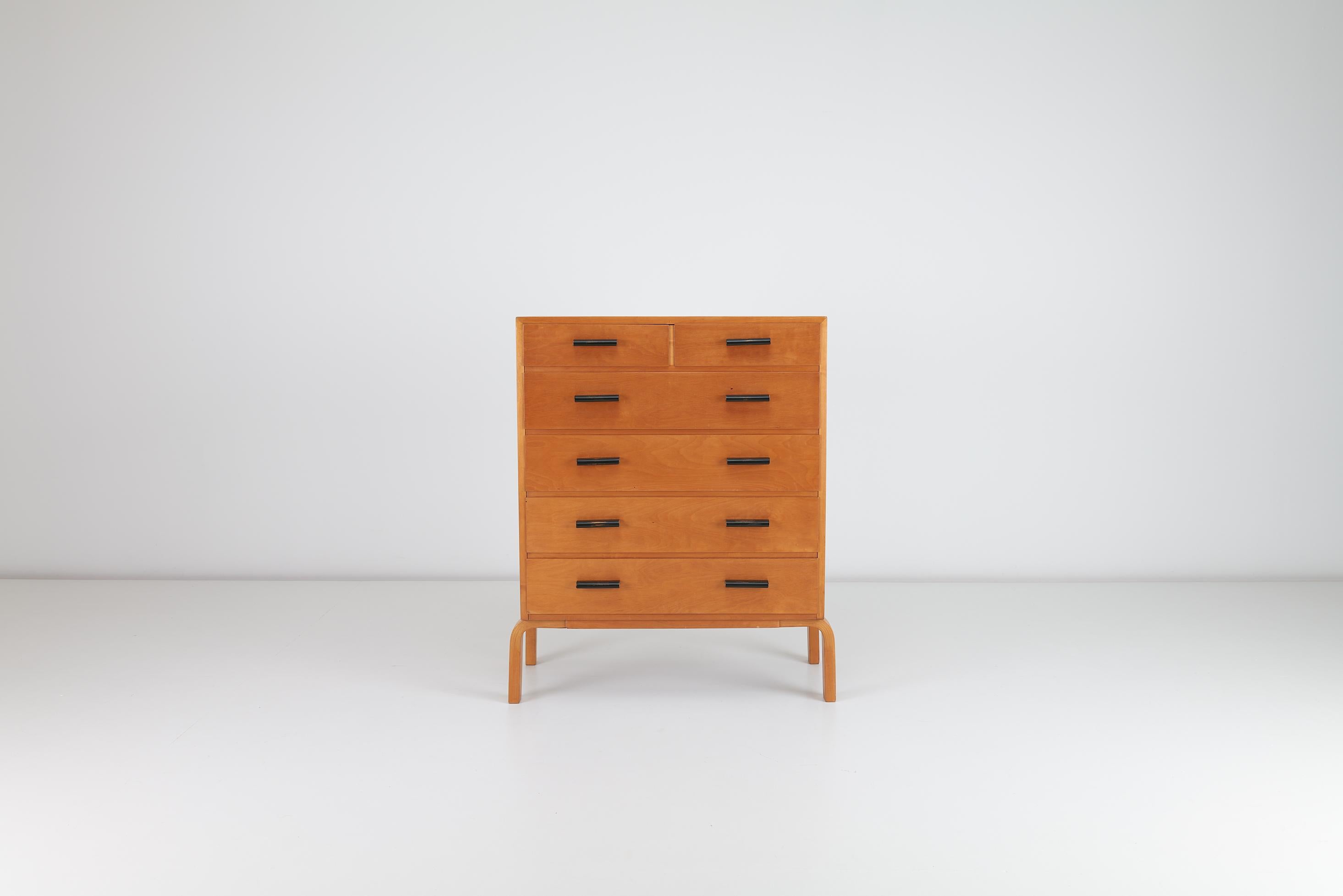 Esta pieza es un ejemplo muy raro e impresionante de diseño escandinavo. Conocida por su innovador enfoque del mobiliario modernista, la cómoda de Aalto combina un minimalismo depurado con una elegancia orgánica. Las líneas limpias y funcionales de