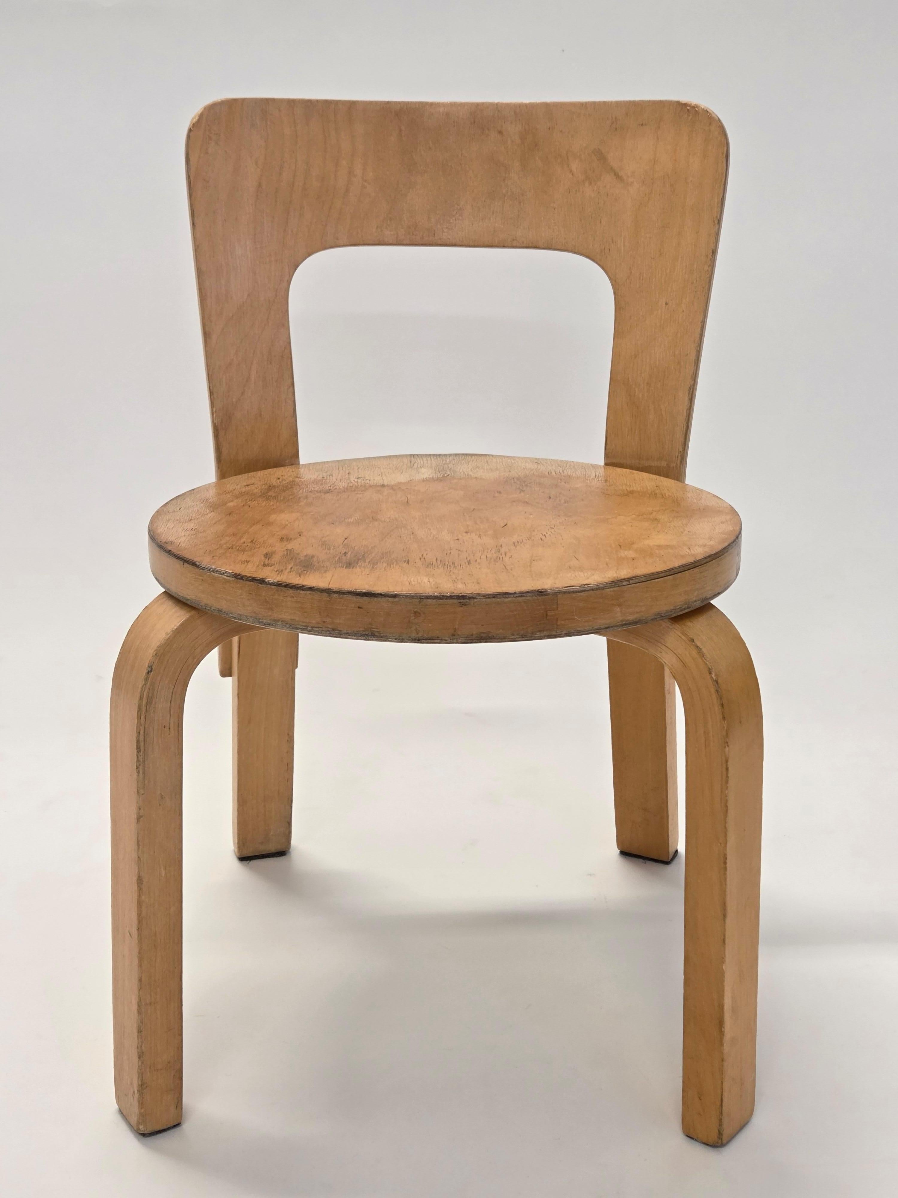 La chaise pour enfants N65 d'Artek, conçue par Alvar Aalto. La chaise date des années 1960 environ, et la patine d'âge est parfaitement visible. La chaise présente des détails d'aboutage sur l'assise, caractéristiques d'Aalto dans les années 1960.