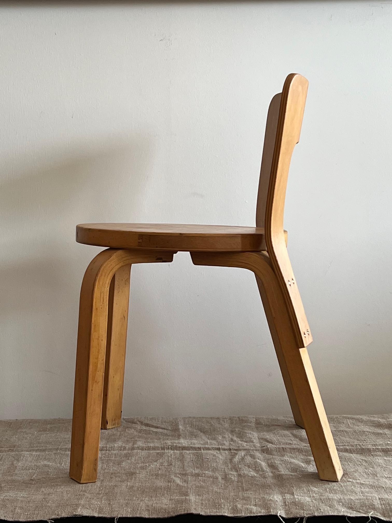 An early and beautiful Alvar Aalto child's chair with great patina. Also known as a N65 bentwood chair.