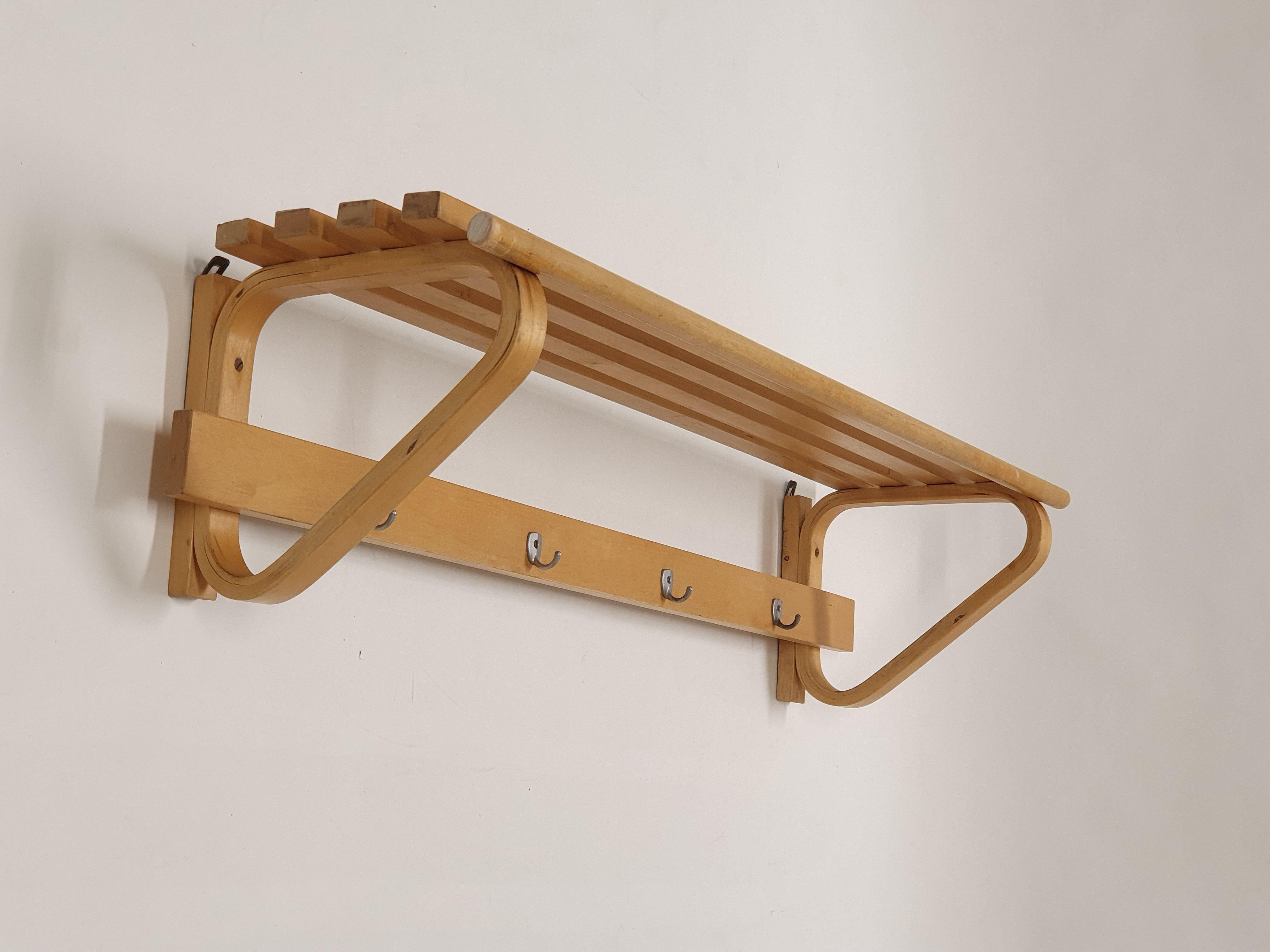 Appendiabiti modello 109C di Artek, progettato da Alvar Aalto. Questo articolo risale agli anni '60, è in condizioni originali e presenta una meravigliosa patina d'epoca.