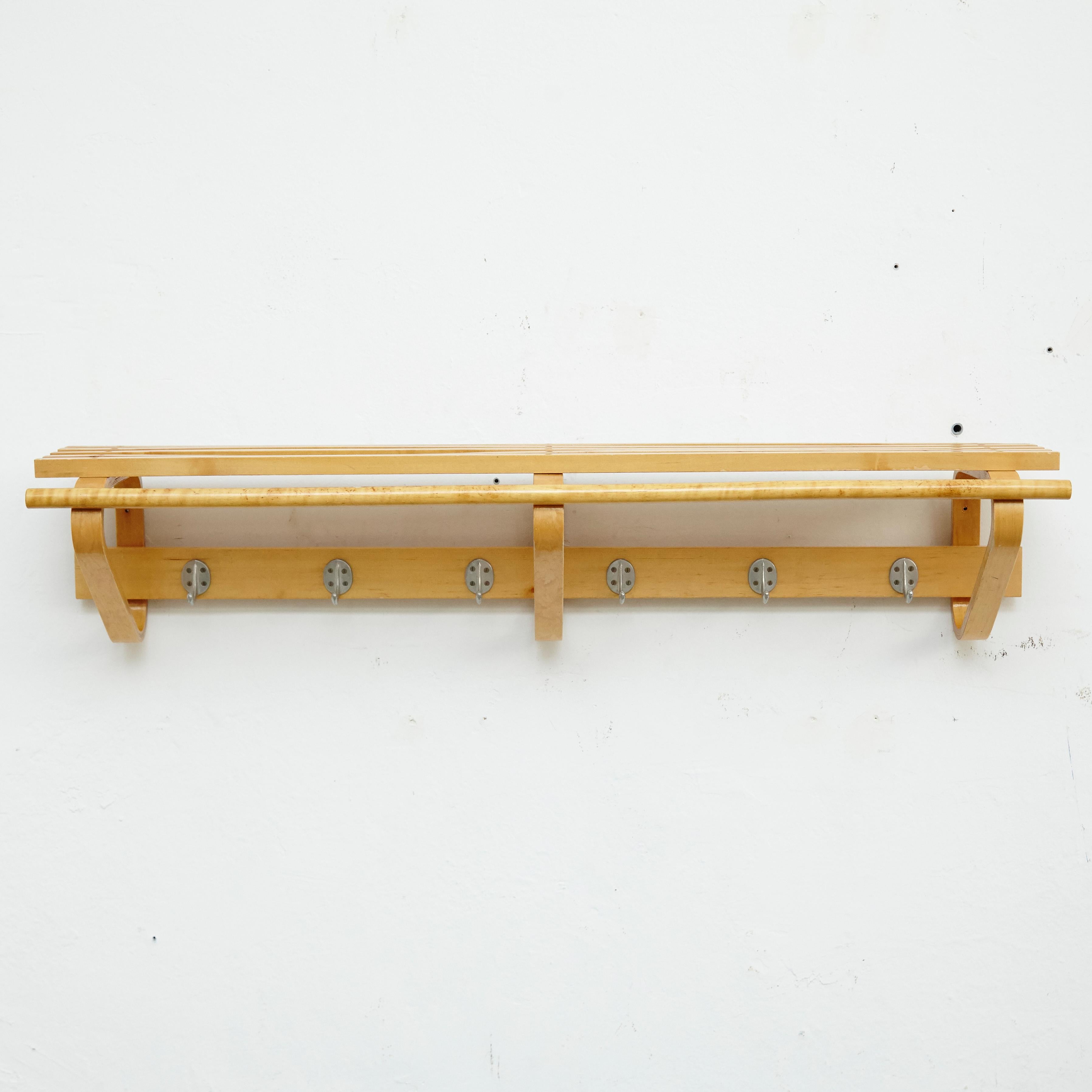 Coat rack designed by Alvar Aalto, circa 1950.
Manufactured by Artek (Finland).
Birch wood structure and nickel-plated hooks.

In great original condition, with minor wear consistent with age and use, preserving a beautiful patina.

Hugo Alvar