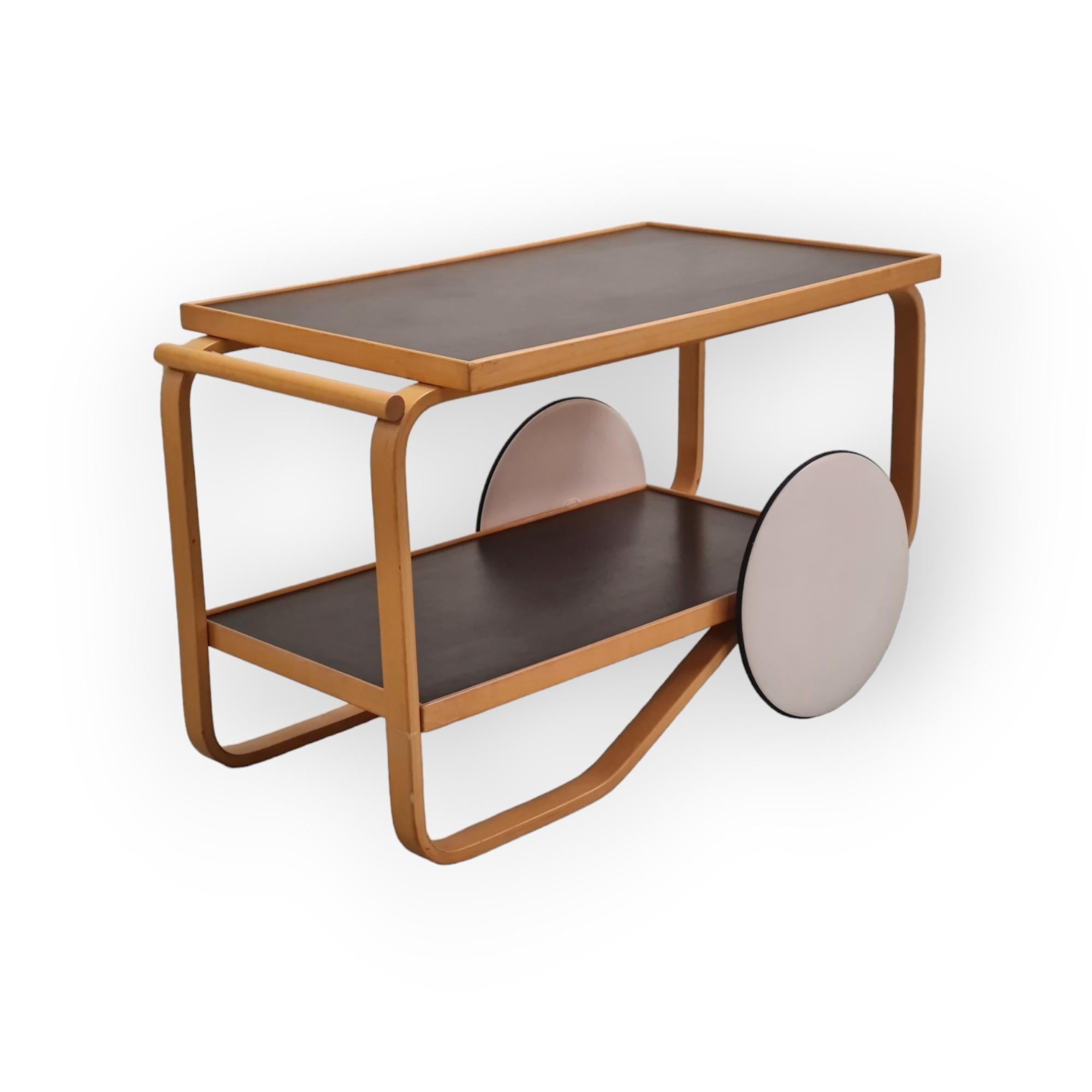 Alvar Aalto stellte dieses Wagenmodell erstmals in den 1930er Jahren vor. Es ist eine der einfachsten seiner Karrenserien. Inspirationen durch die britische Teekultur und japanische Holzarbeiten sind in diesem Stück offensichtlich.
Dieser schlichte,
