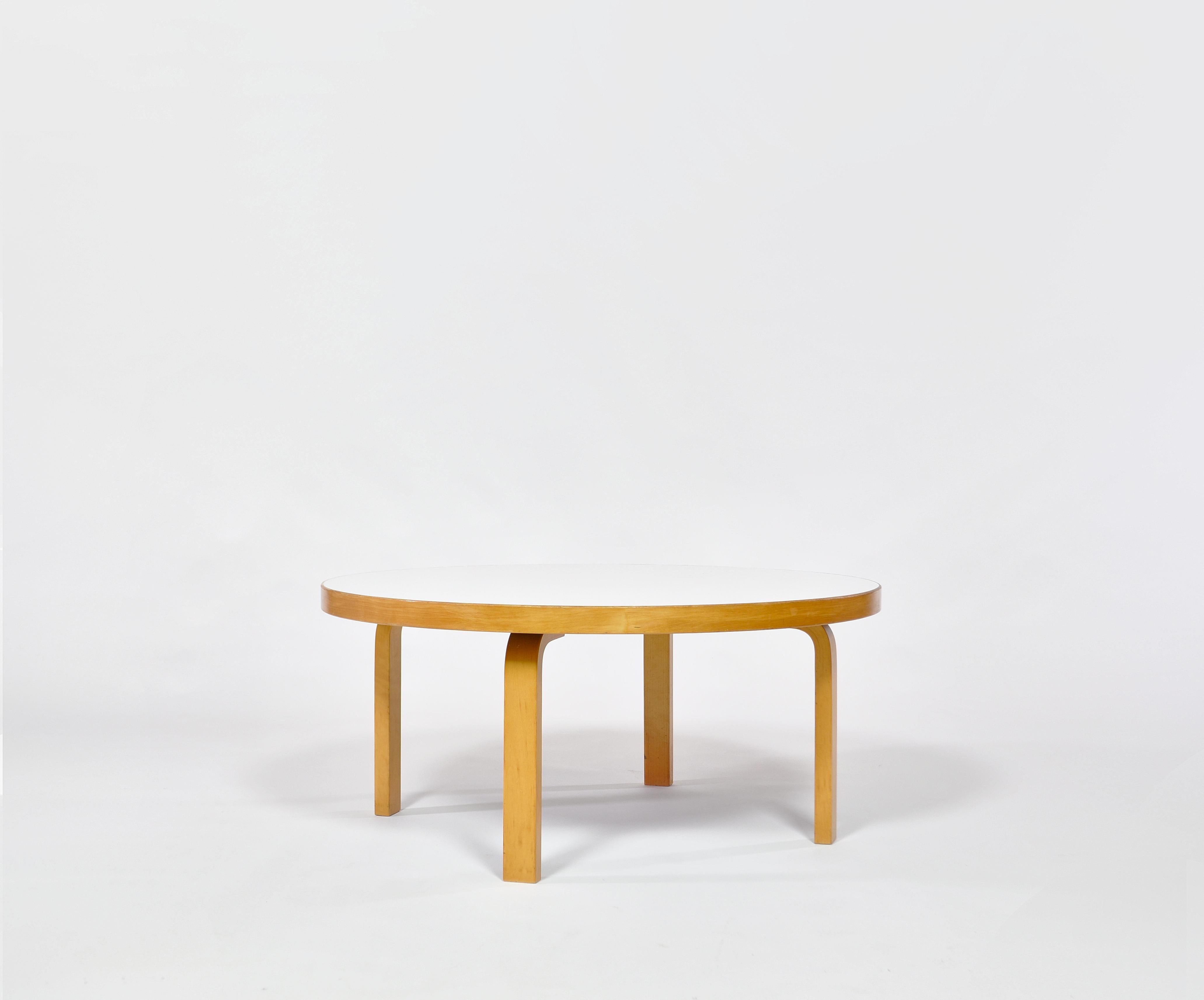 The most beautiful round coffee table from the iconic 