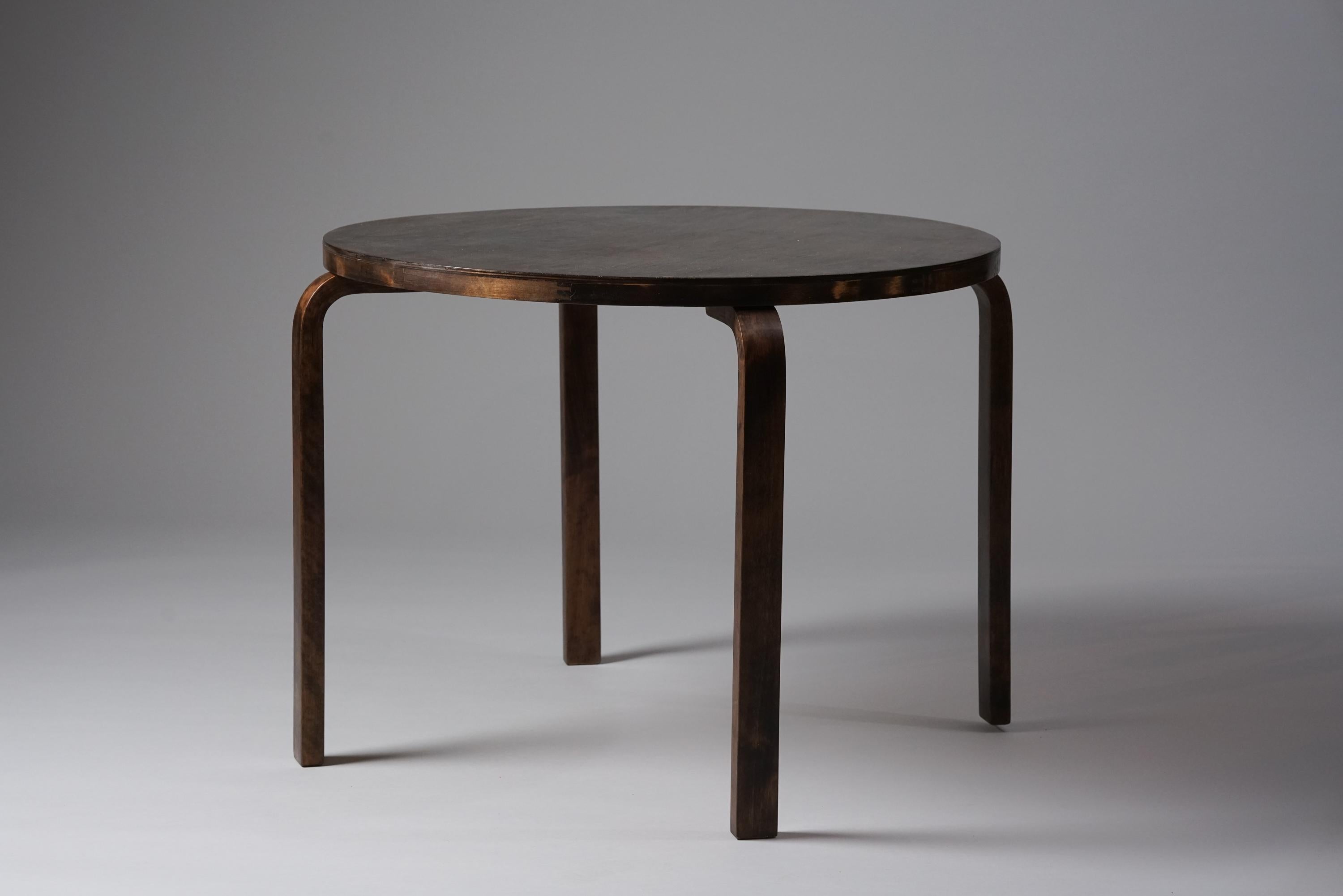 Alvar Aalto coffee table, manufactured by Oy Huonekalu- ja Rakennustyötehdas Ab, 1930s. Stained birch. Good vintage condition, minor patina consistent with age and use. 

Alvar Aalto (1898-1976) is probably the most famous Finnish architect and