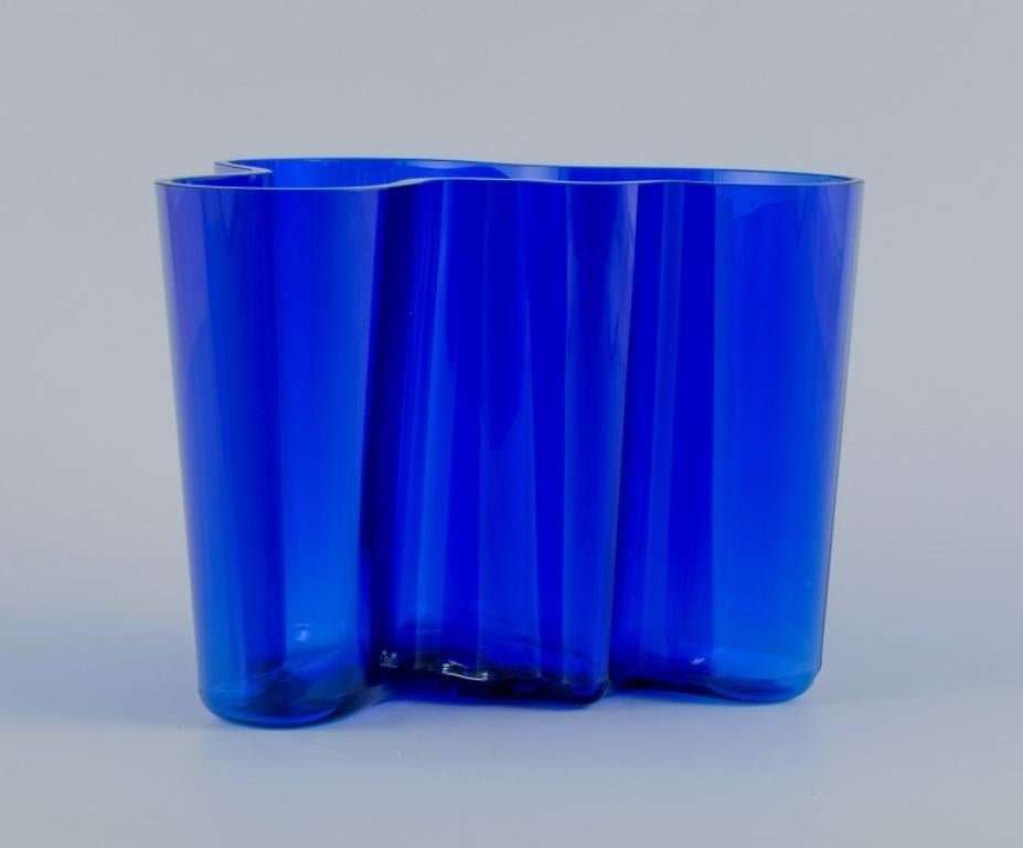 Alvar Aalto Collection, Iittala, Finland. 
Vase in blue art glass.
1980s.
Perfect condition.
Marked.
Dimensions: L 20.5 x D 16.0 x H 15.0 cm.
