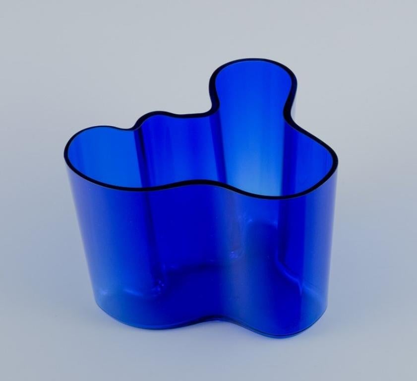 Alvar Aalto Collection, Iittala, Finland.  Vase in blue art glass. 1980s. In Excellent Condition In Copenhagen, DK
