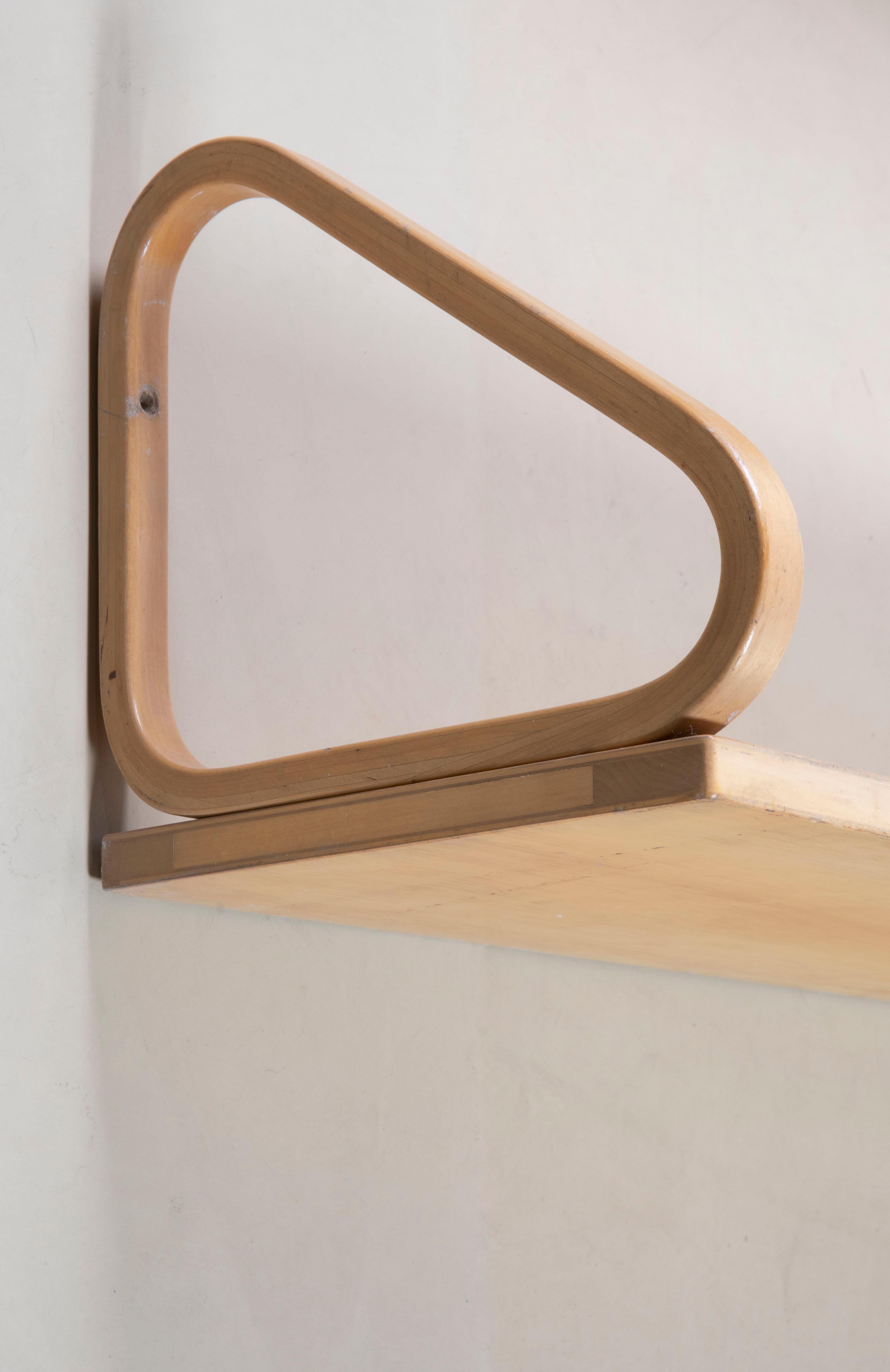 Alvar Aalto, coppia di mensole modello 112B per Artek (Moderne der Mitte des Jahrhunderts) im Angebot
