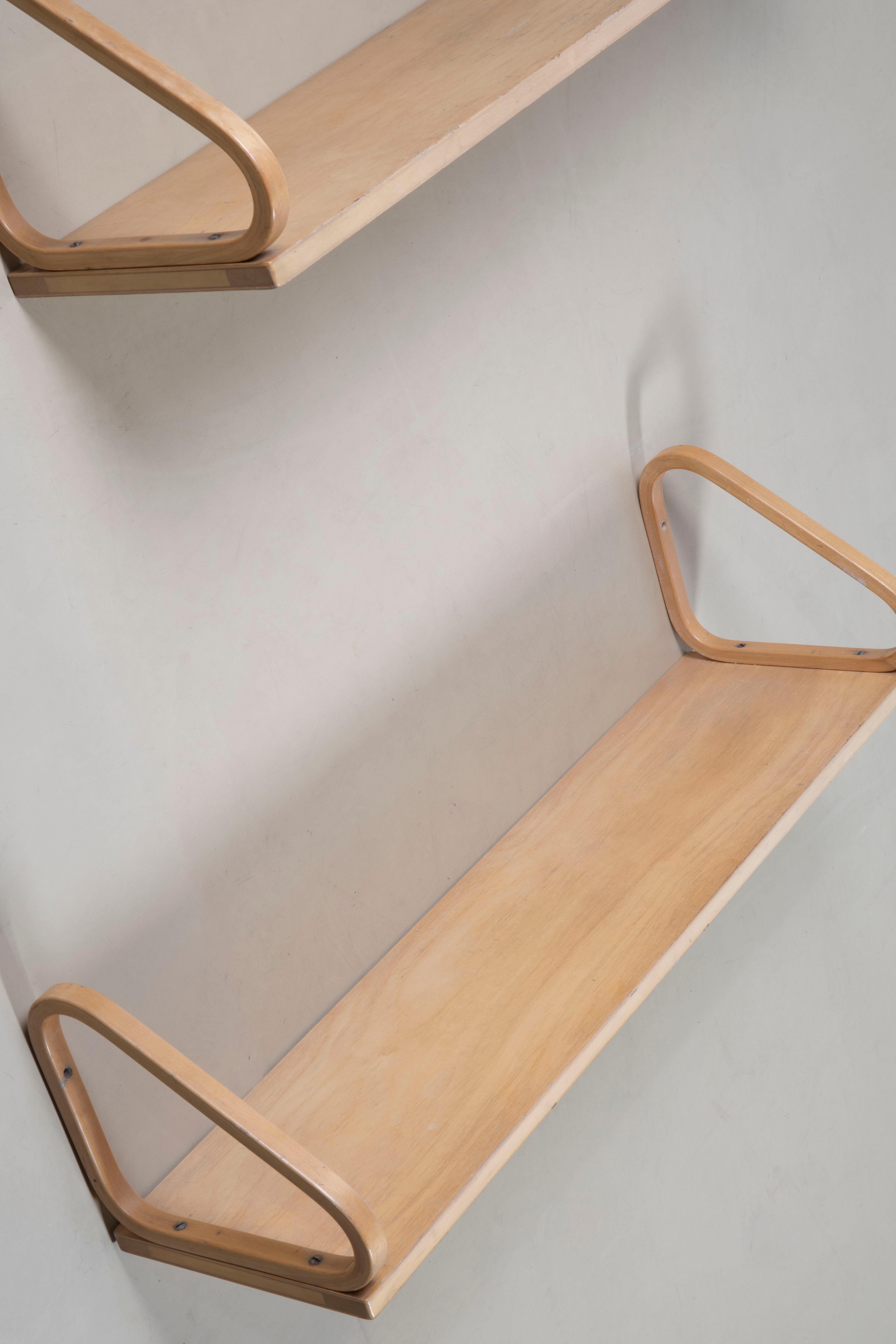 Alvar Aalto, coppia di mensole modello 112B per Artek im Zustand „Gut“ im Angebot in Firenze, IT