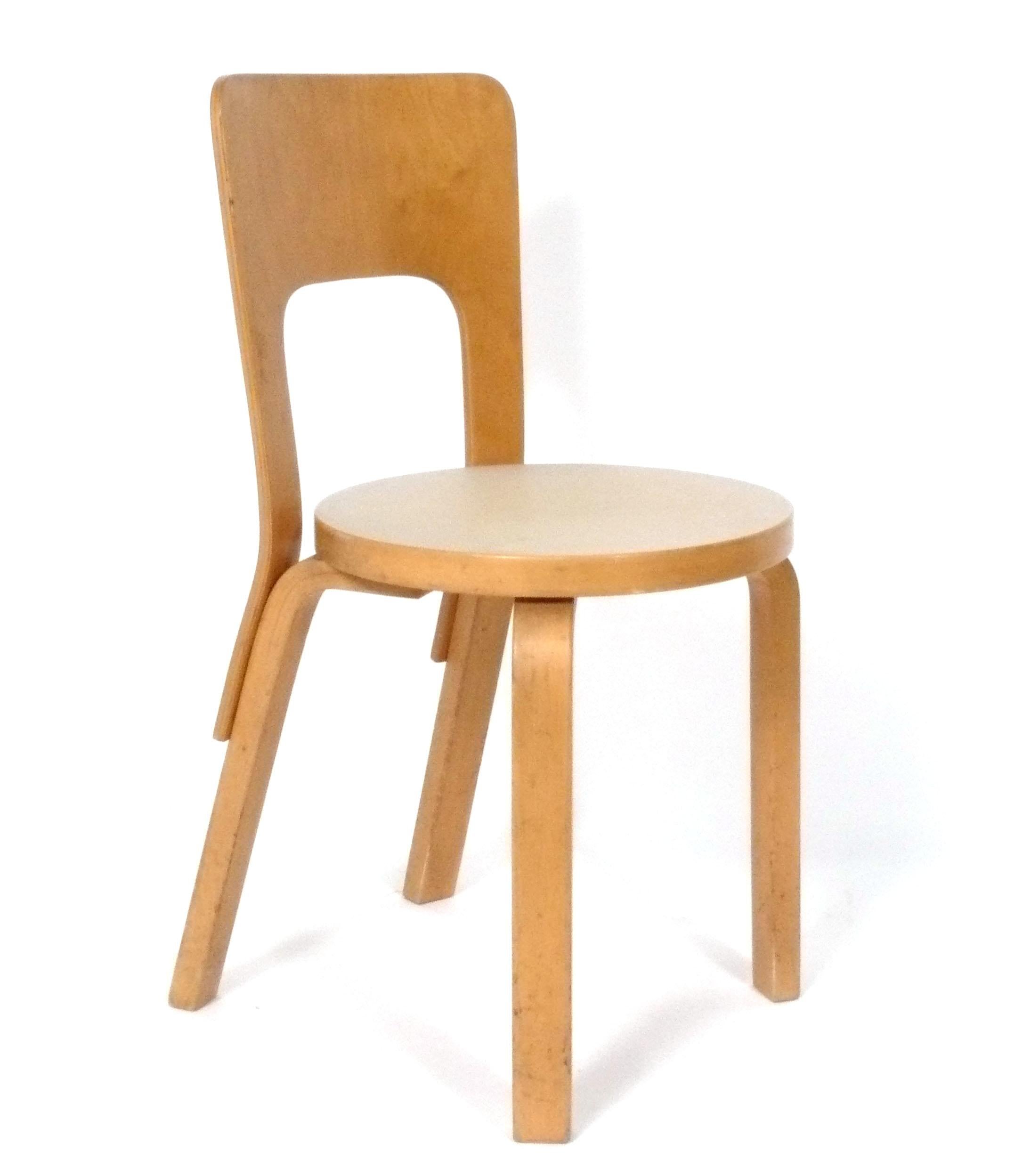 Juego de seis sillas de comedor de madera curvada, diseñadas por Alvar Aalto para Artek, y vendidas por The Scandinavian Design Store de Nueva York, una de las tiendas pioneras en llevar el diseño moderno danés a Estados Unidos. Consulta nuestros