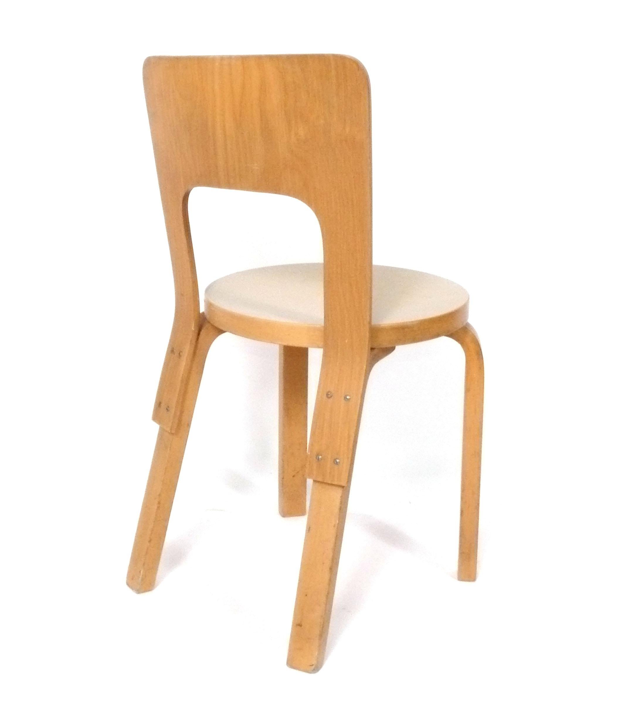 Juego de seis sillas de comedor Alvar Aalto circa años 70 Cálida pátina original Moderno de mediados de siglo