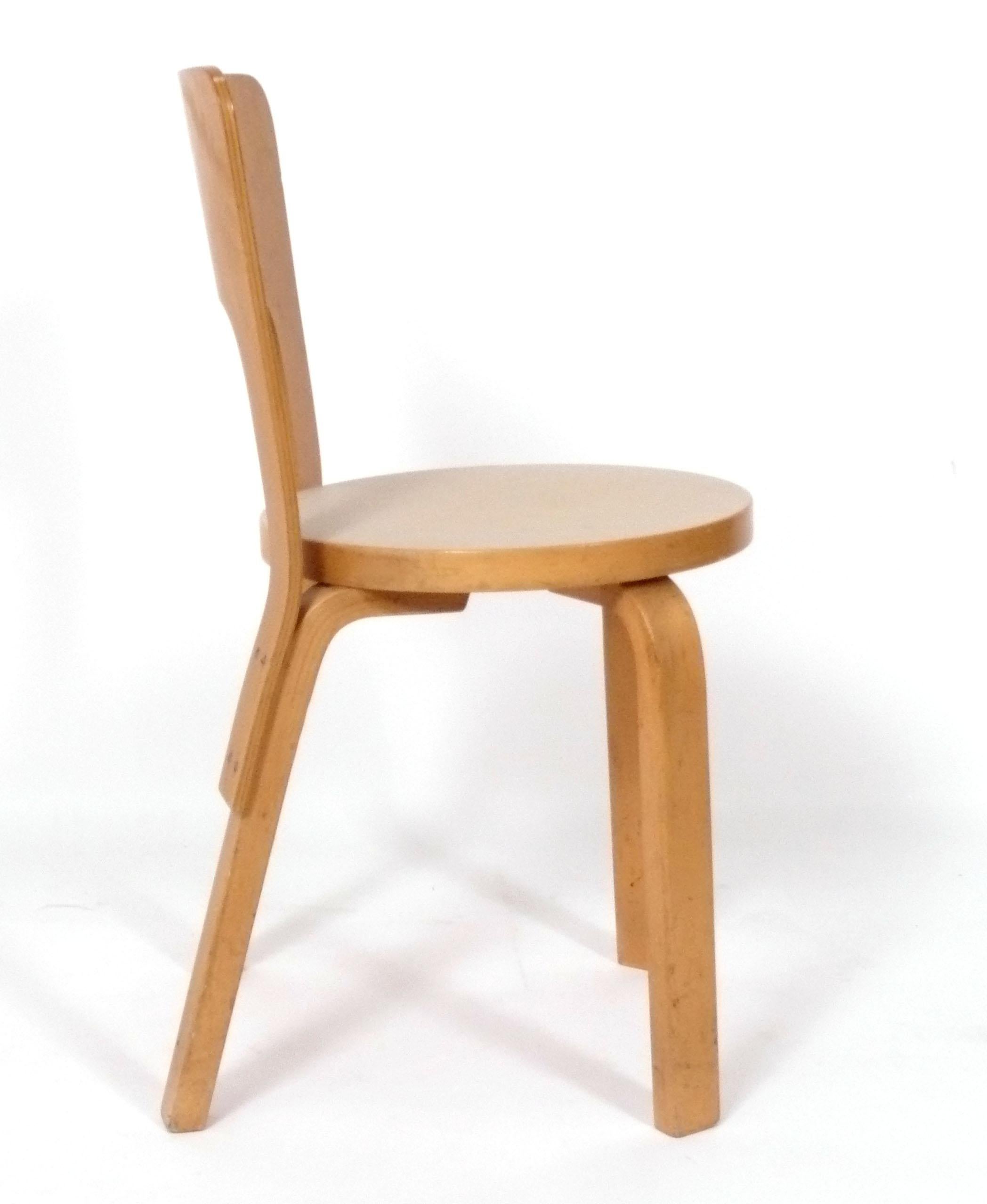 Juego de seis sillas de comedor Alvar Aalto circa años 70 Cálida pátina original Finlandés