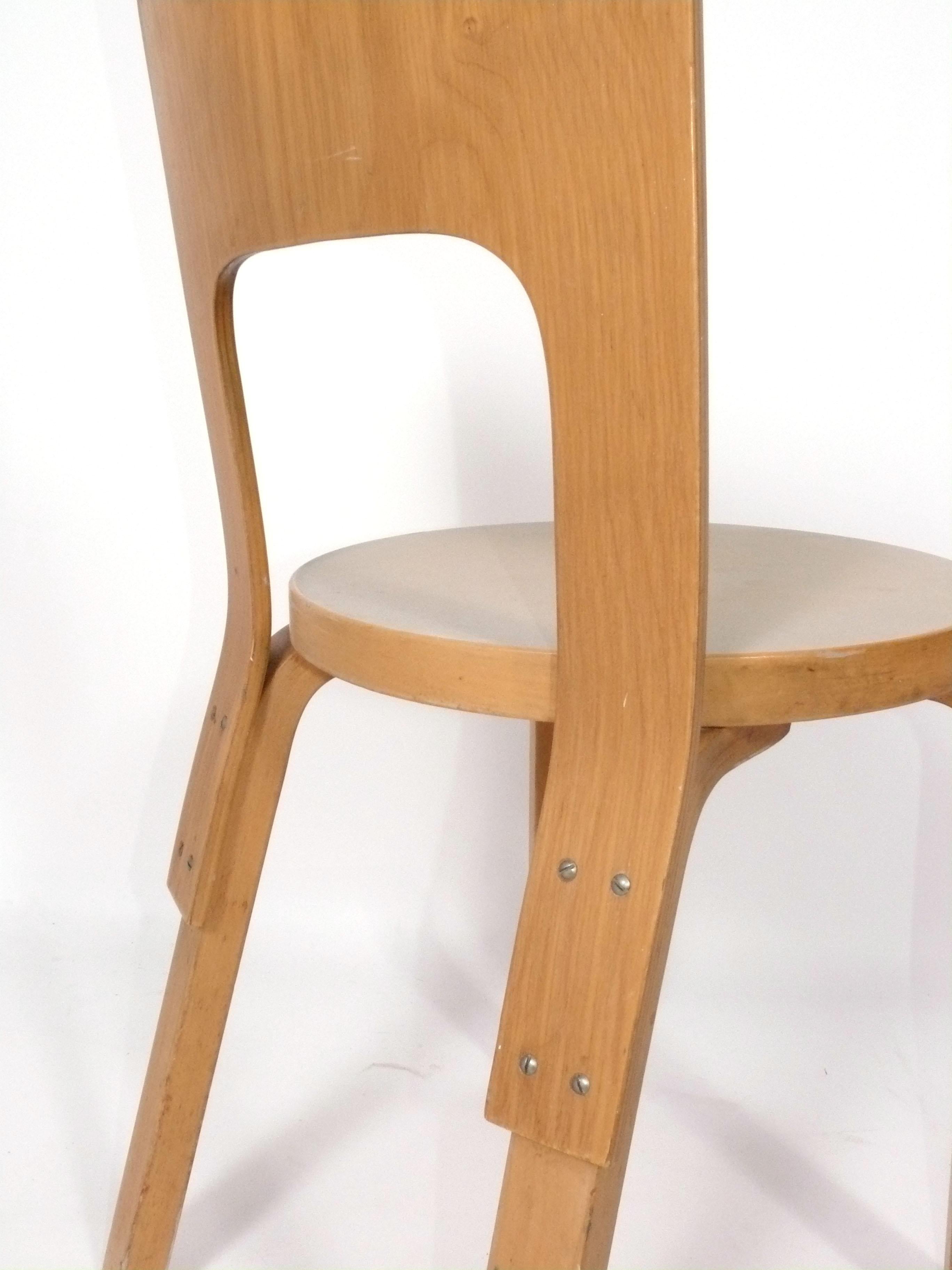 Juego de seis sillas de comedor Alvar Aalto circa años 70 Cálida pátina original en Bueno Estado en Atlanta, GA