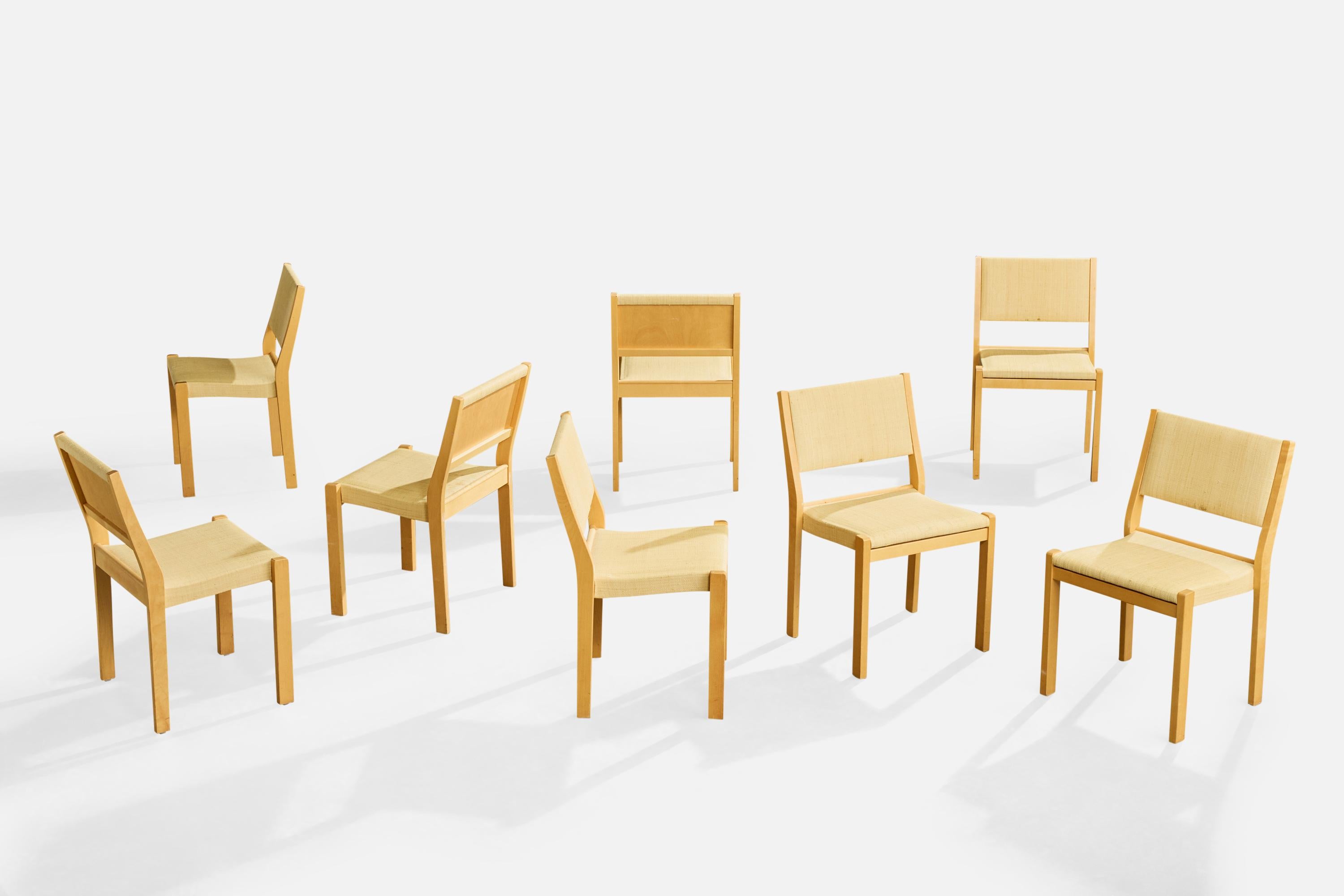 Juego de 8 sillas de comedor de abedul y rafia diseñadas por Alvar Aalto y producidas por Artek, Finlandia, c. 1980.

Desgaste de leve a moderado en la tela y el armazón de madera, debido al uso normal.

Dimensiones totales (pulgadas): 31,26