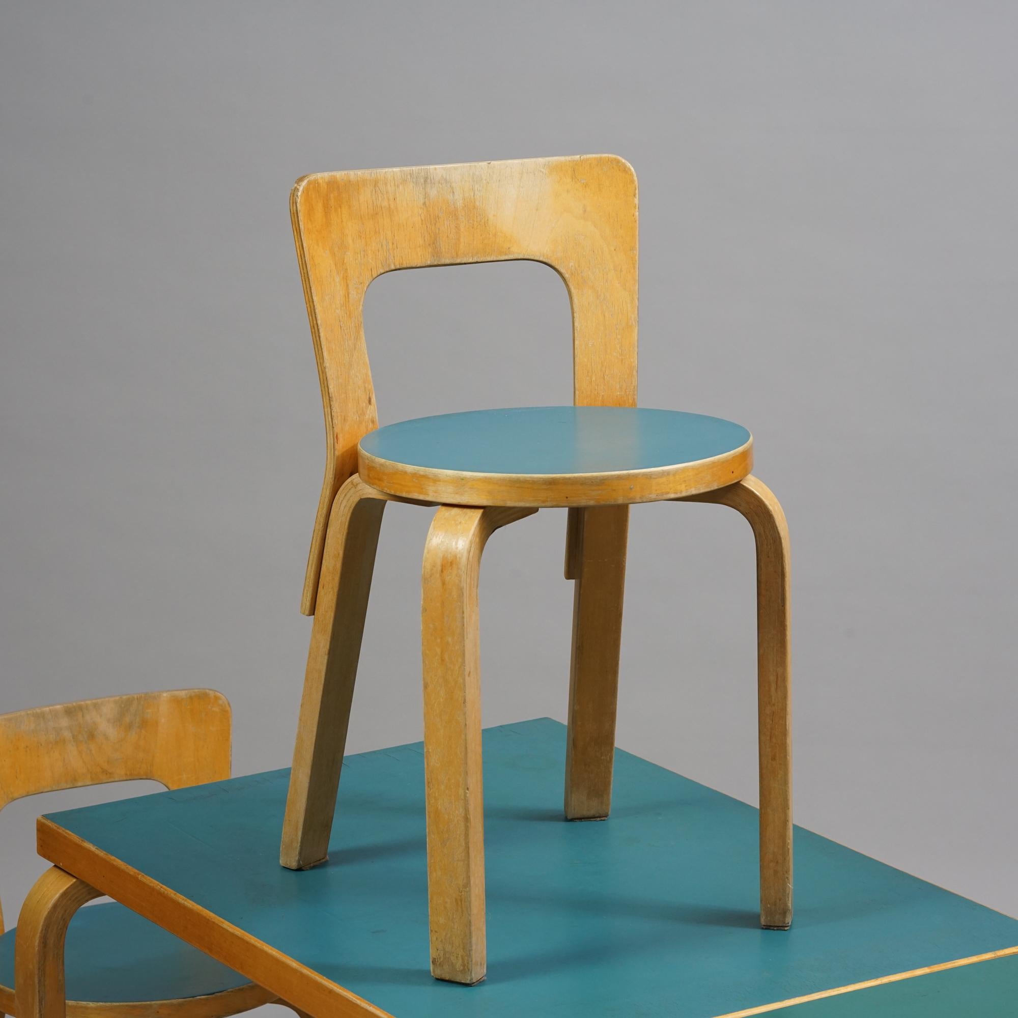 Ensemble de salle à manger Alvar Aalto, table modèle DL82 et chaises modèle 65, vers les années 1940  en vente 4