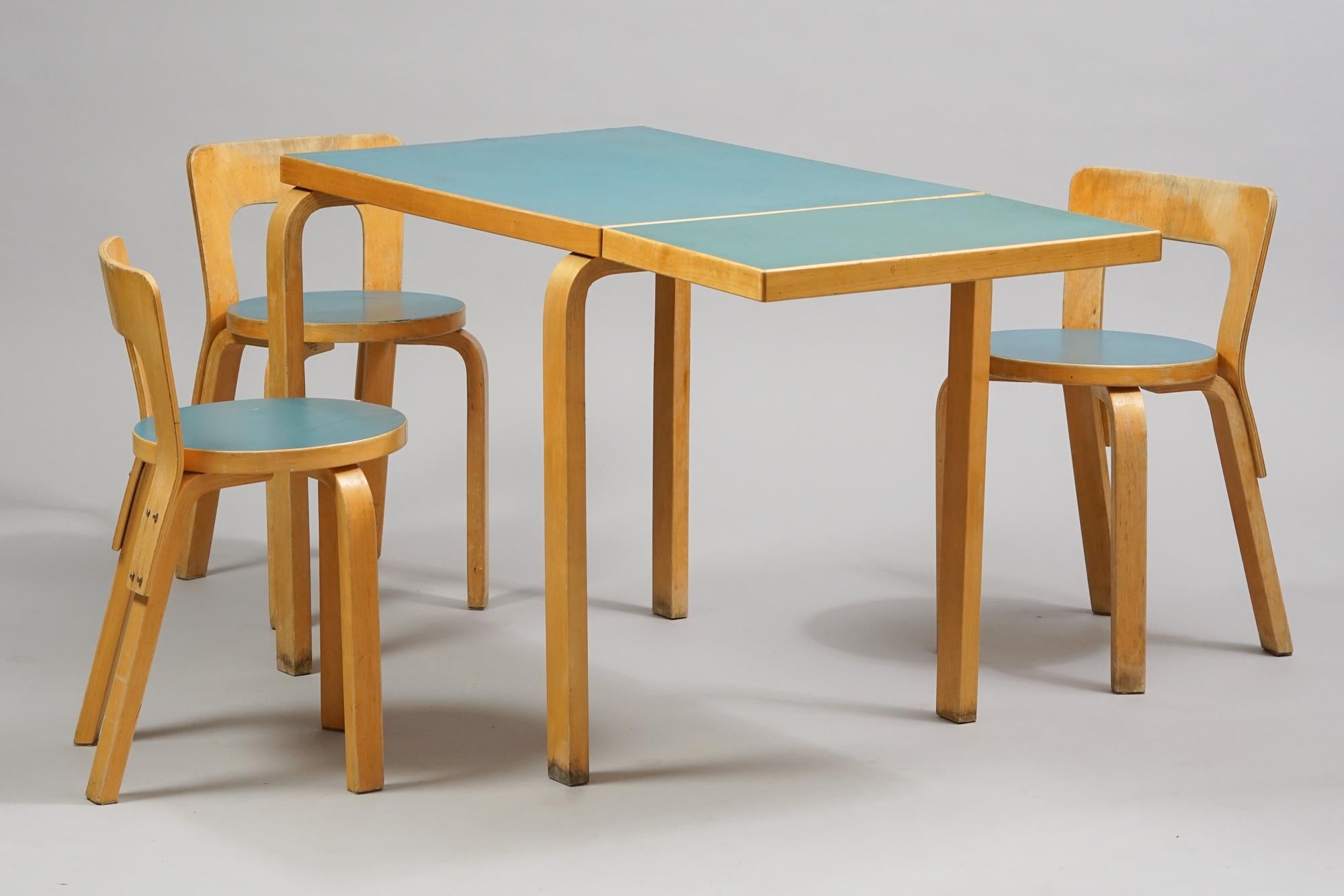 Scandinavian Modern Alvar Aalto Dining Room Set Model DL82 Table & Model 65 Chairs, circa 1940s For Sale