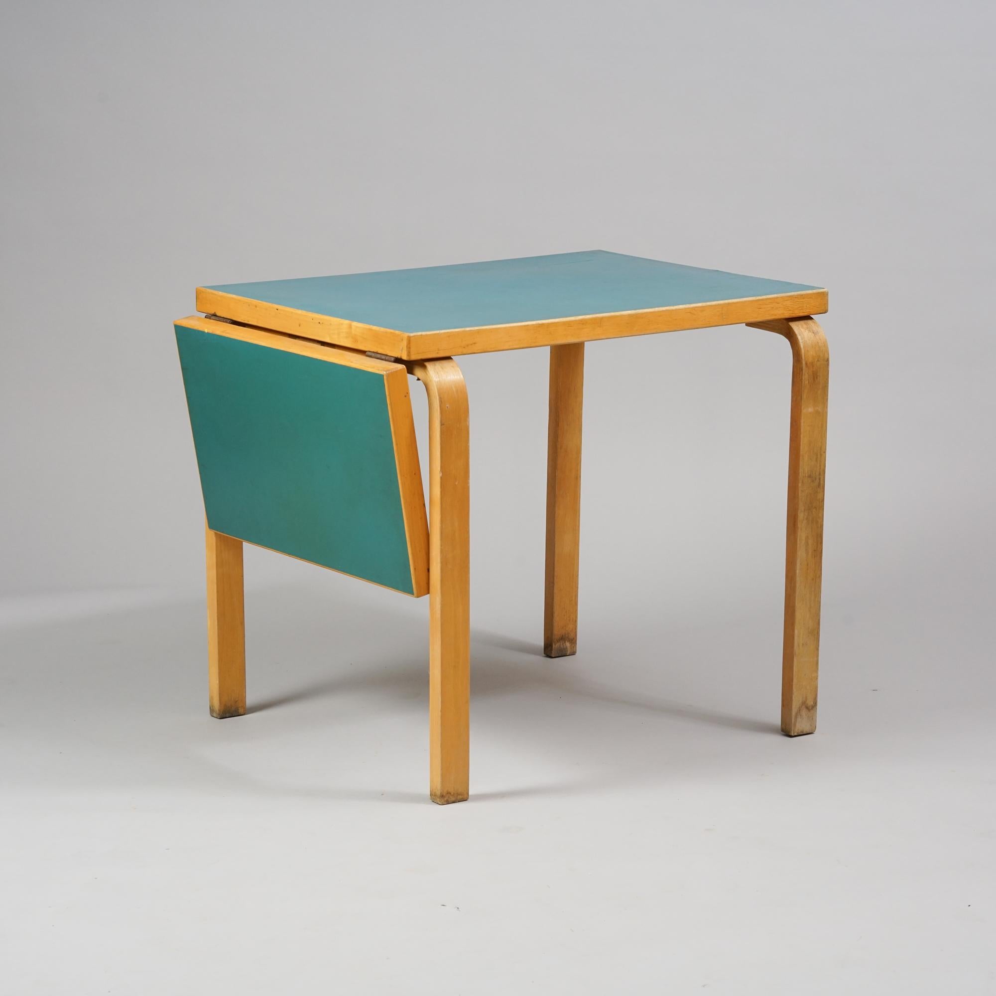 Finlandais Ensemble de salle à manger Alvar Aalto, table modèle DL82 et chaises modèle 65, vers les années 1940  en vente