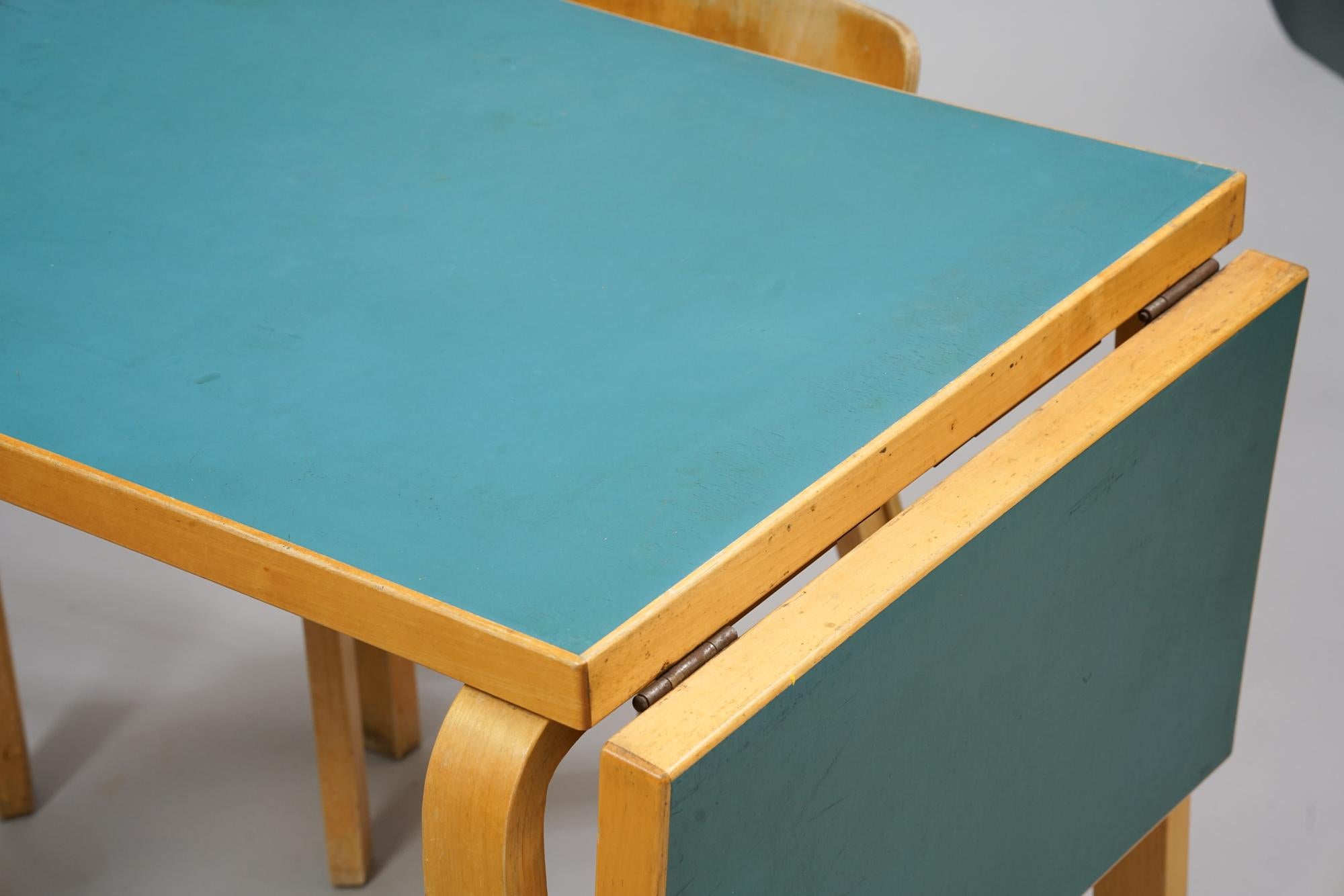 Alvar Aalto, Esszimmer-Set, Modell DL82, Tisch und Stühle Modell 65, ca. 1940er Jahre  (Mitte des 20. Jahrhunderts) im Angebot