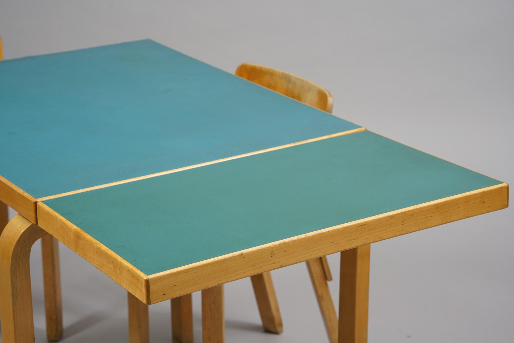 Ensemble de salle à manger Alvar Aalto, table modèle DL82 et chaises modèle 65, vers les années 1940  en vente 2
