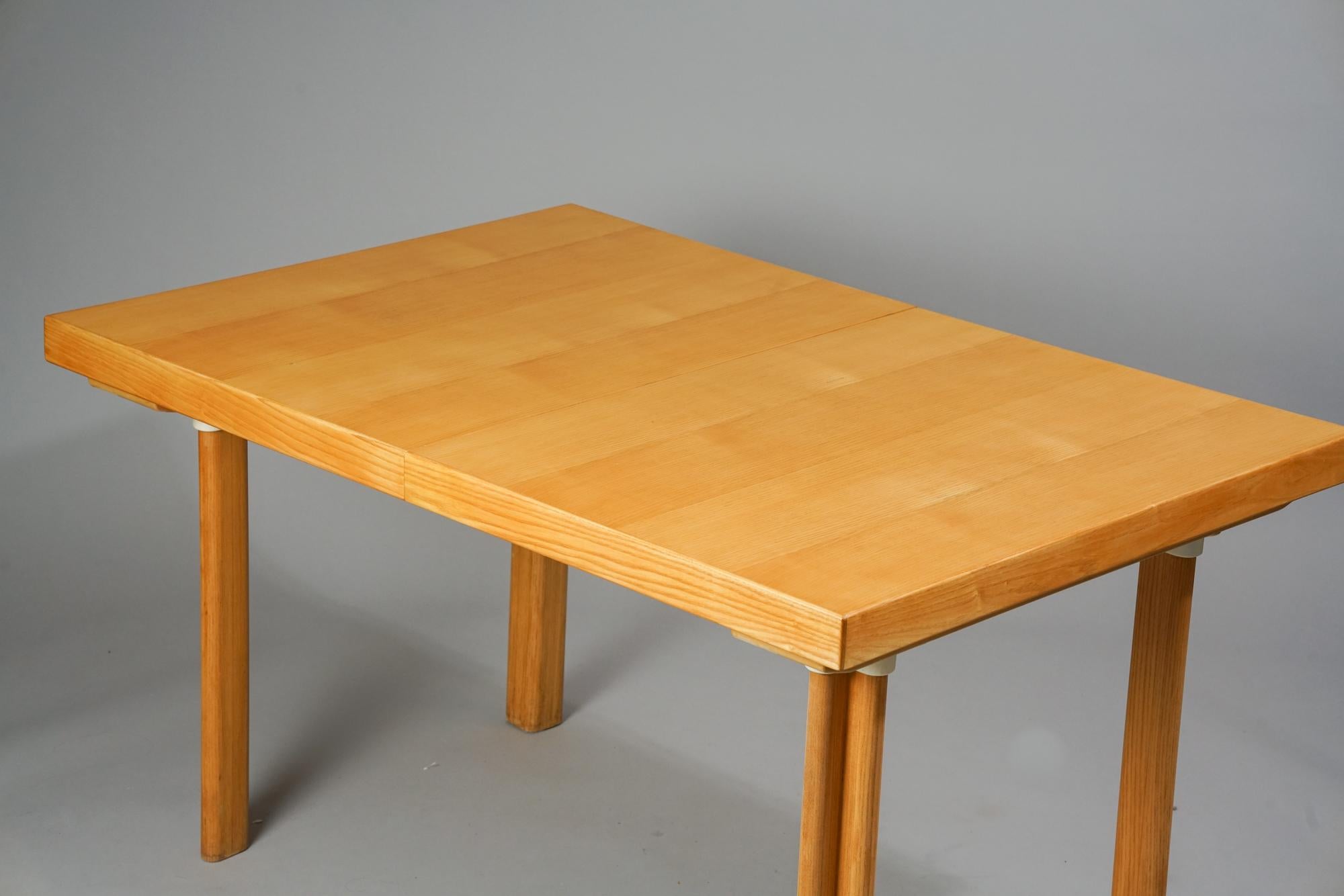 Alvar Aalto dining room table model H 92 for Artek, in the 1960s/1970s, ash tree, HL2 -legs, extendable model, the extendable part can be stored under the table top. Good vintage condition, restored by a craftman who is specialised in vintage