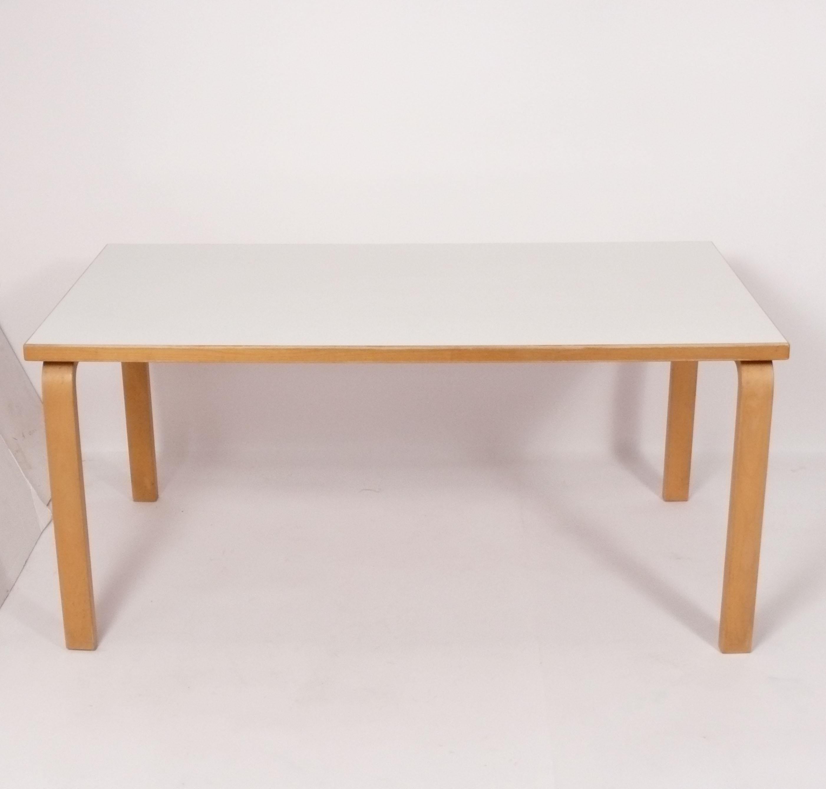 Table de salle à manger architecturale aux lignes épurées, conçue par Alvar Aalto pour Artek, Finlande, vers les années 1970. Conserve une magnifique patine d'origine qui ne s'altère qu'avec l'âge. Veuillez consulter nos autres annonces 1stdibs pour