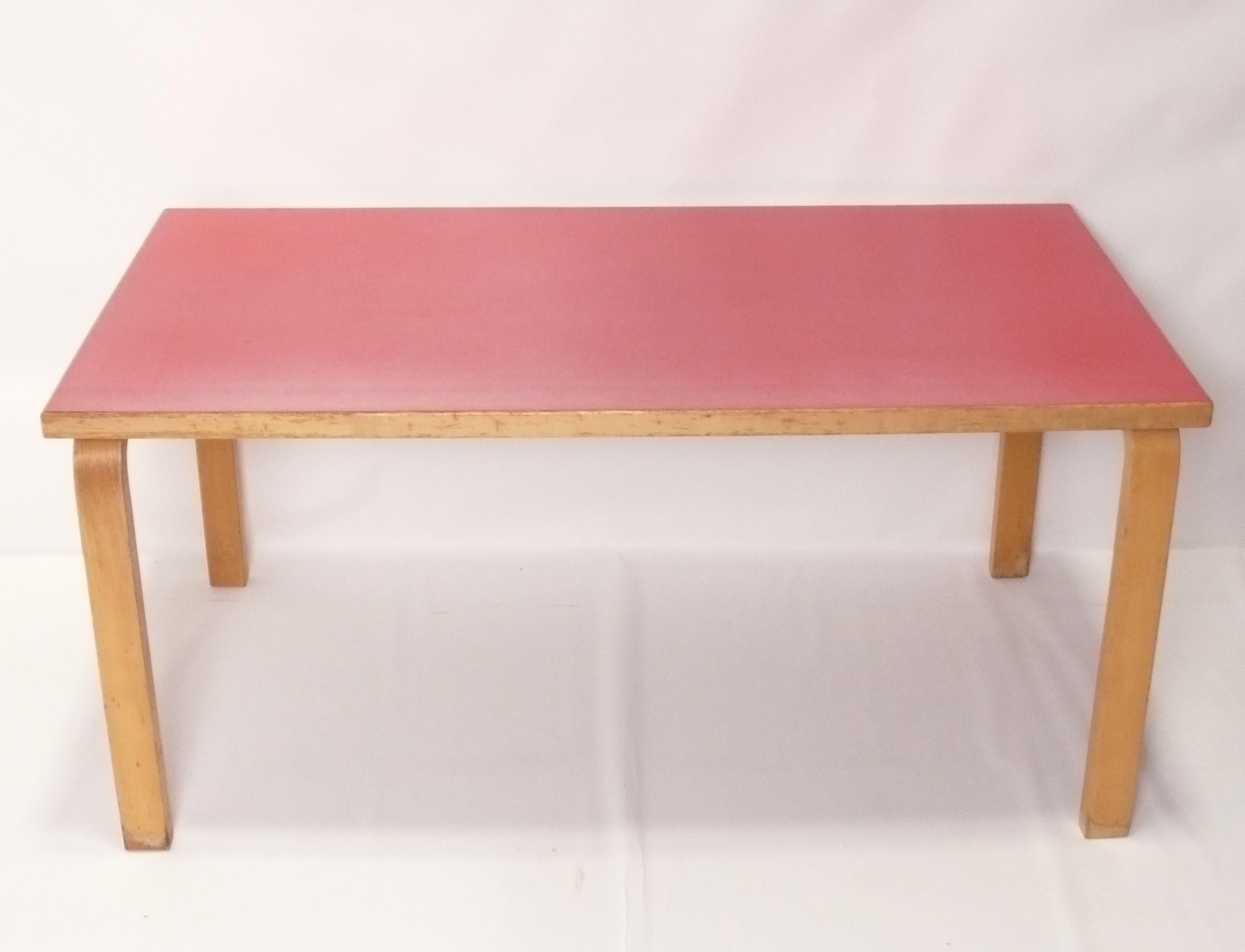 Mesa de comedor arquitectónica de líneas limpias, diseñada por Alvar Aalto para Artek, Finlandia, hacia la década de 1970. Conserva una maravillosa pátina original que sólo se conserva con la edad. 