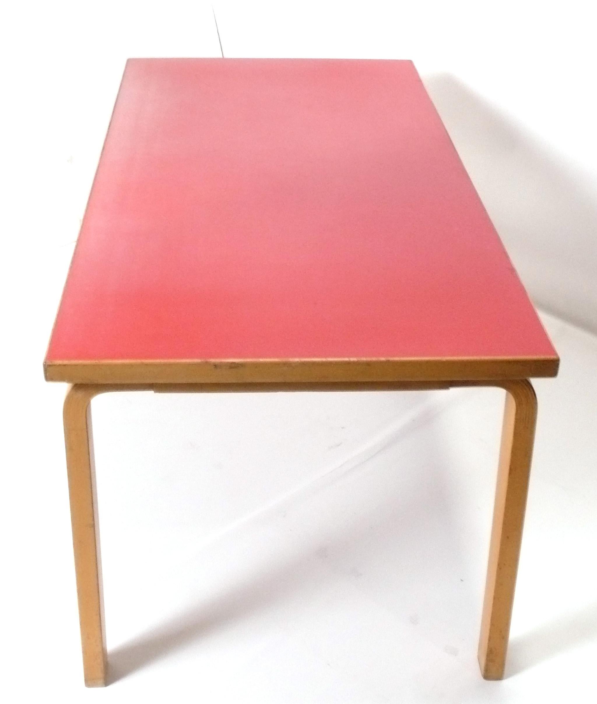 Mesa de comedor Alvar Aalto con tablero rojo vintage Moderno de mediados de siglo en venta
