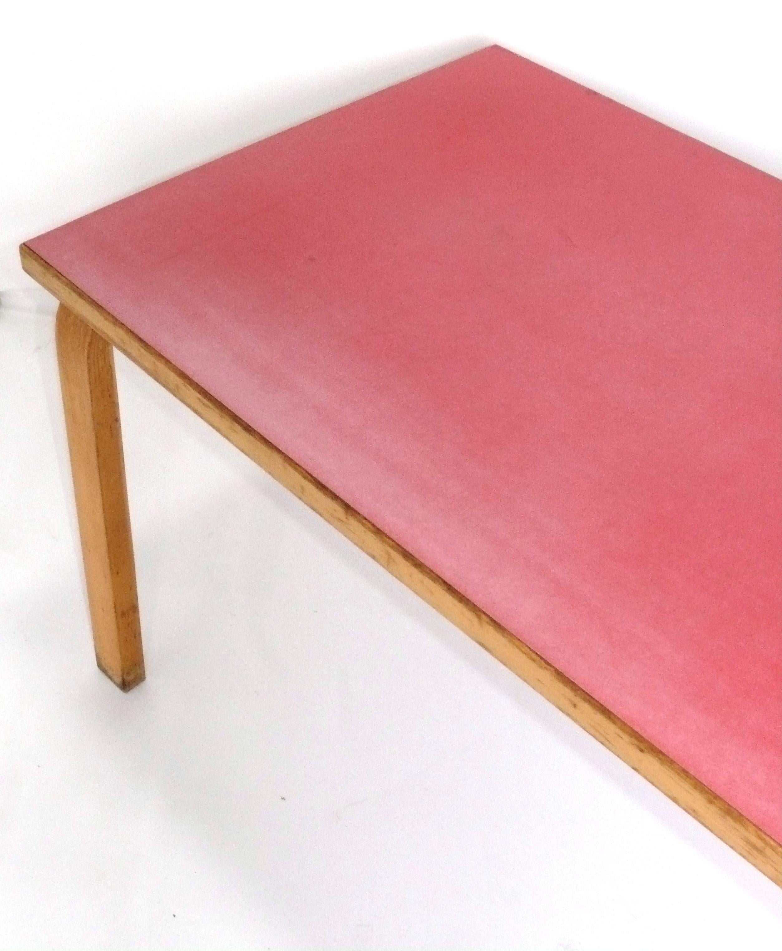 Mesa de comedor Alvar Aalto con tablero rojo vintage Finlandés en venta