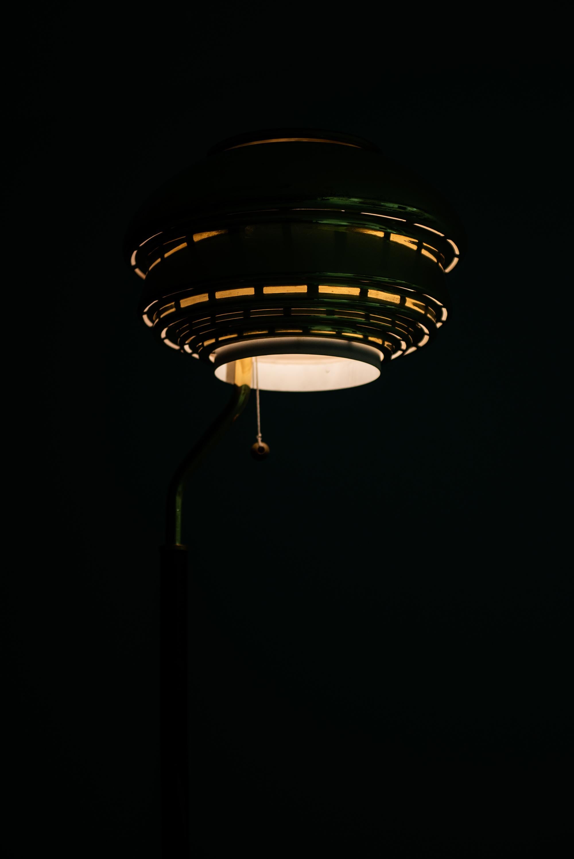 Milieu du XXe siècle Lampadaire Alvar Aalto+Aalto modèle A 808 par Valaistustyö en Finlande en vente