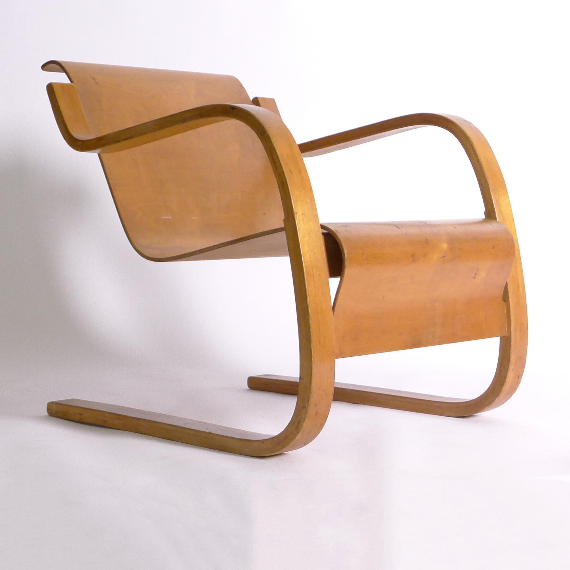 Alvar Aalto (1898-1976)
Cantilever Chair, model 31
bent laminated plywood frame and birch root veneer seat
probably manufactured by Huonekalu-ja Rakennustyötendas, Turku, Finland circa 1940s

Early original vintage example, with parallel legs and