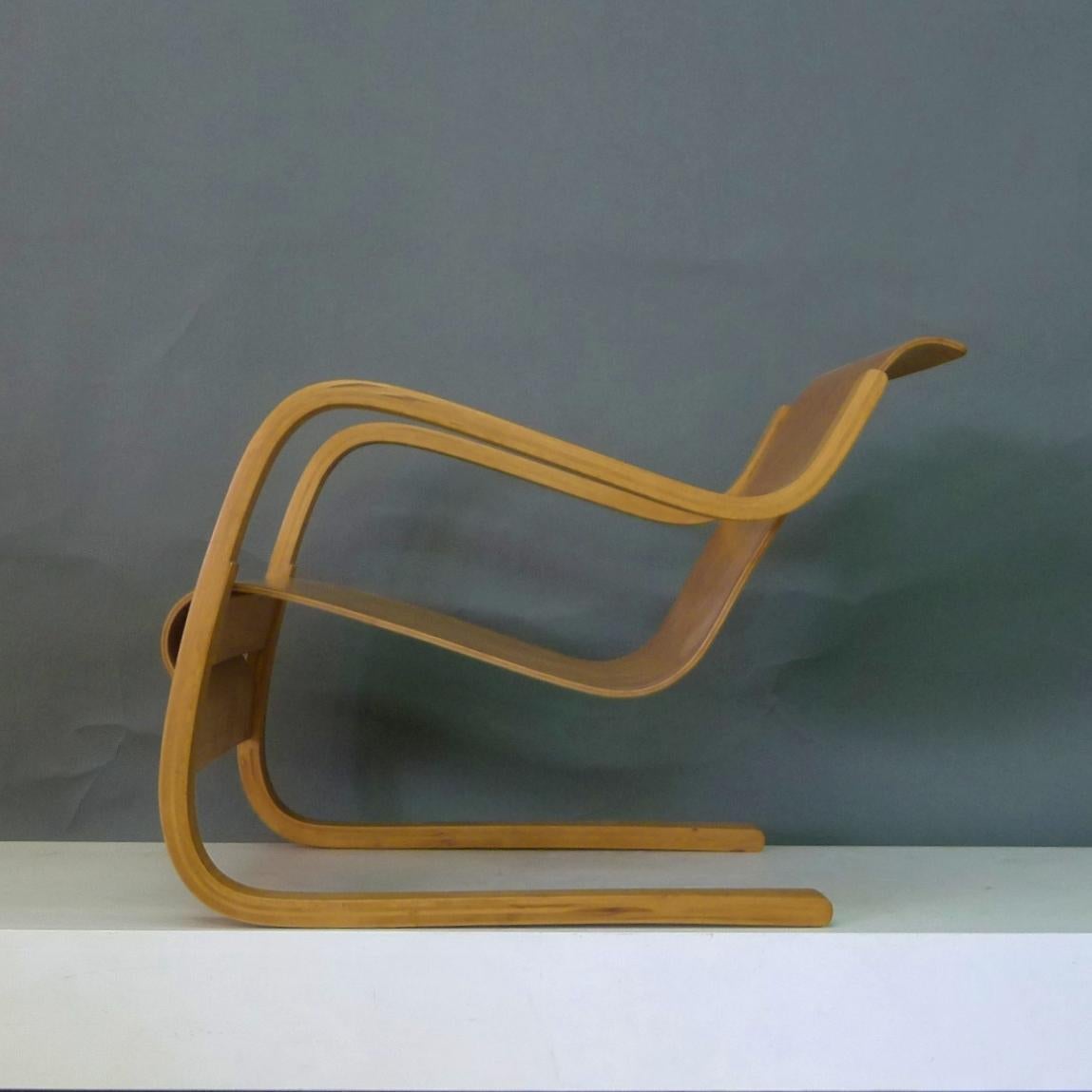 Alvar Aalto (1898-1976)
Freischwinger-Stuhl, Modell 31
Rahmen aus gebogenem Schichtholz und Sitz aus Birkenwurzelfurnier
wahrscheinlich hergestellt von Huonekalu-ja Rakennustyötendas, Turku, Finnland, um 1940

Frühes originales Vintage Exemplar, in
