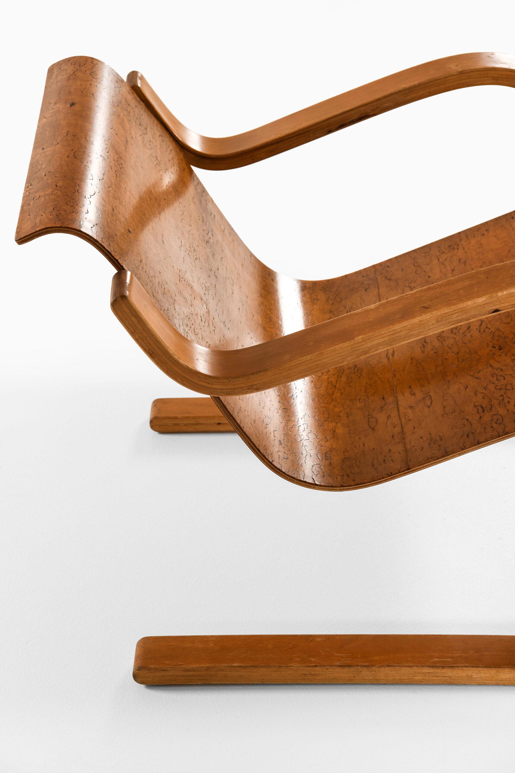 Rare easy chair model nr 31 designed by Alvar Aalto. Produced by O.y Huonekalu-ja Rakennustyötehdas in Finland.