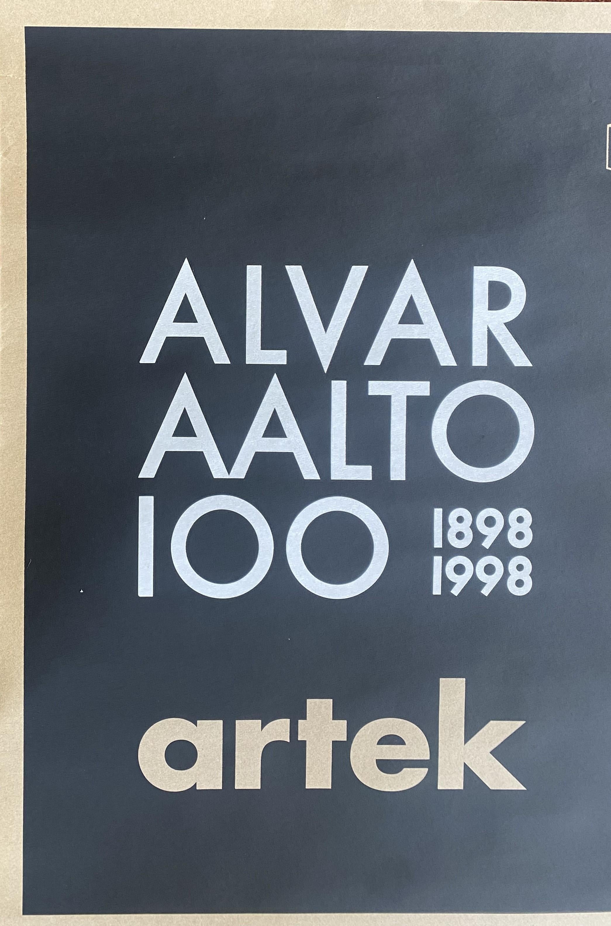 Ecco un poster d'epoca molto raro e desiderabile del designer finlandese Alvar Aalto. L'immagine presenta un dettaglio del disegno di uno sgabello di Alvar Aalto per la mostra 