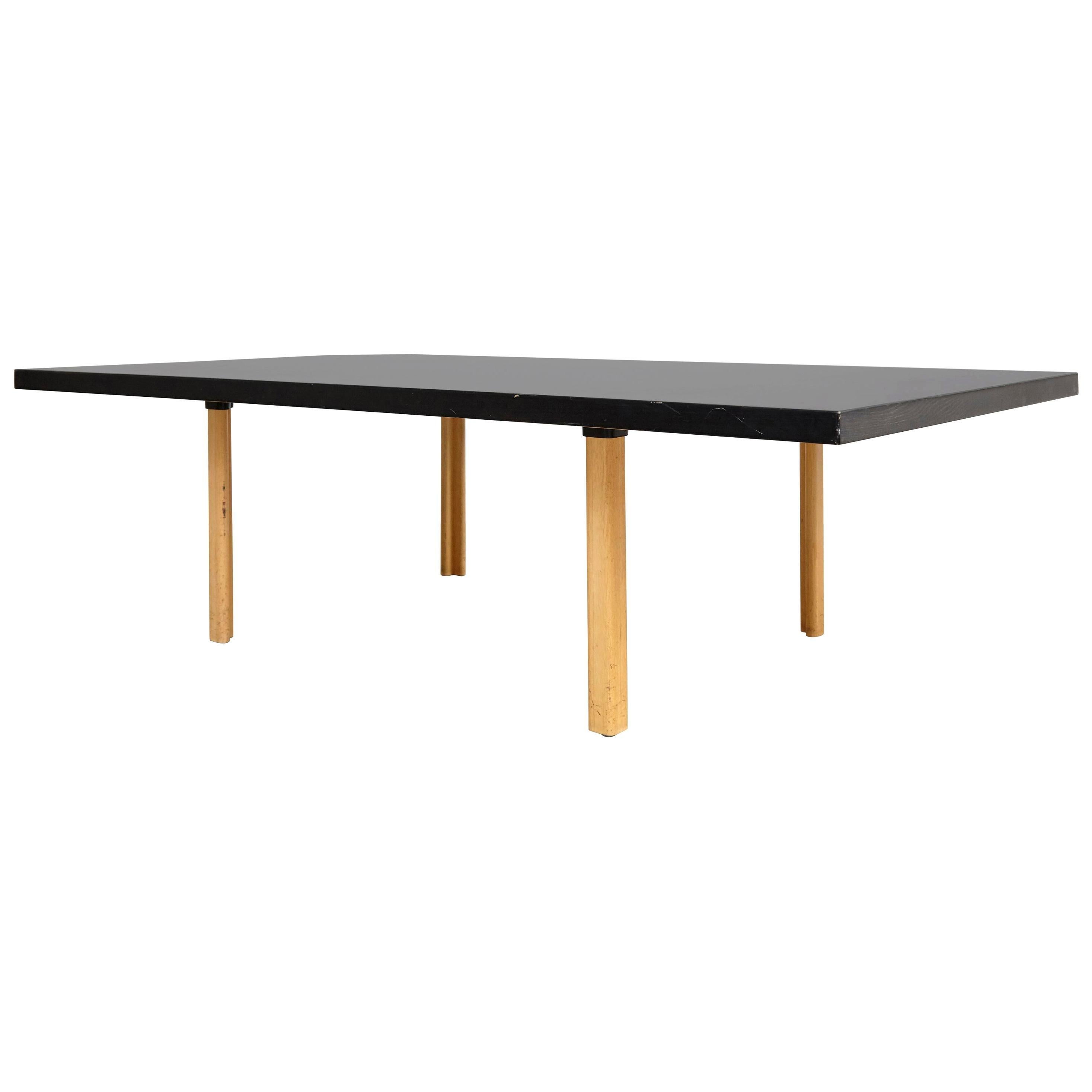 Table de salle à manger conçue par Alvar Aalto, vers 1960
Commande spéciale, pièce unique sur mesure : 246 x 140 x73 cm

Pieds et structure en bois.

En état d'origine, avec une usure mineure correspondant à l'âge et à l'utilisation, préservant une