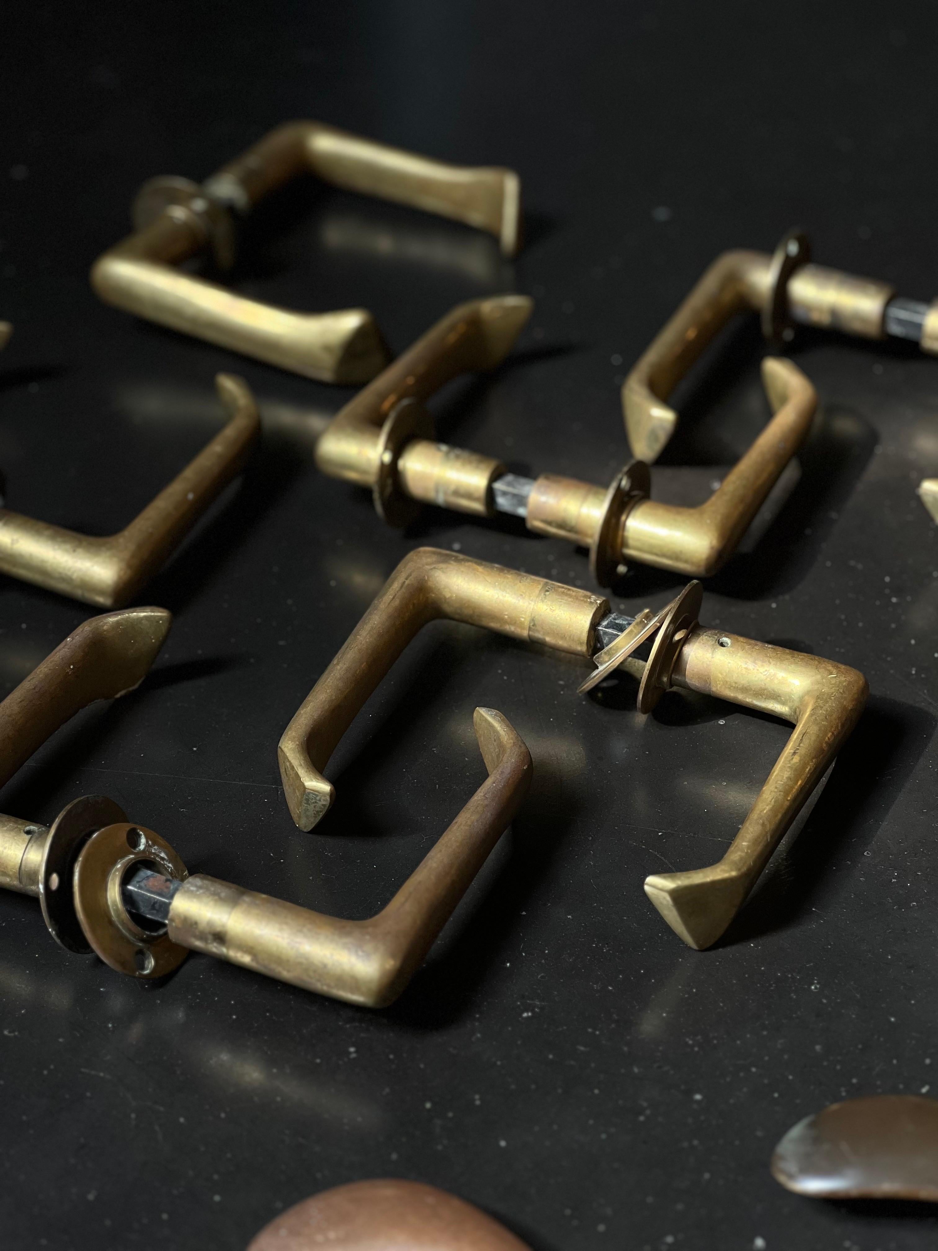 Alvar Aalto Estremamente raro il set di 6 maniglie per porte in ottone realizzate in Finlandia originali in vendita 4