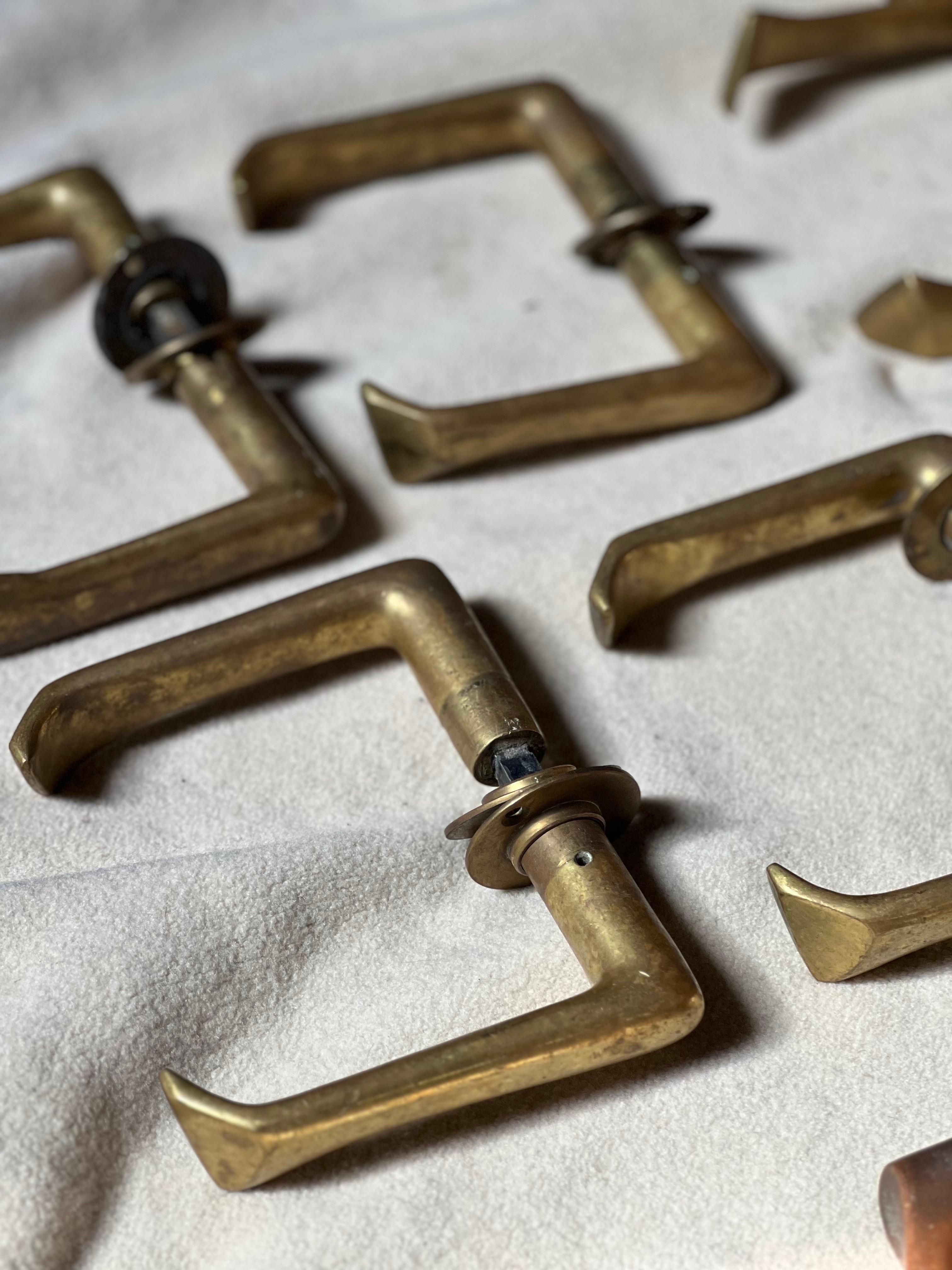 Alvar Aalto Estremamente raro il set di 6 maniglie per porte in ottone realizzate in Finlandia originali in vendita 5