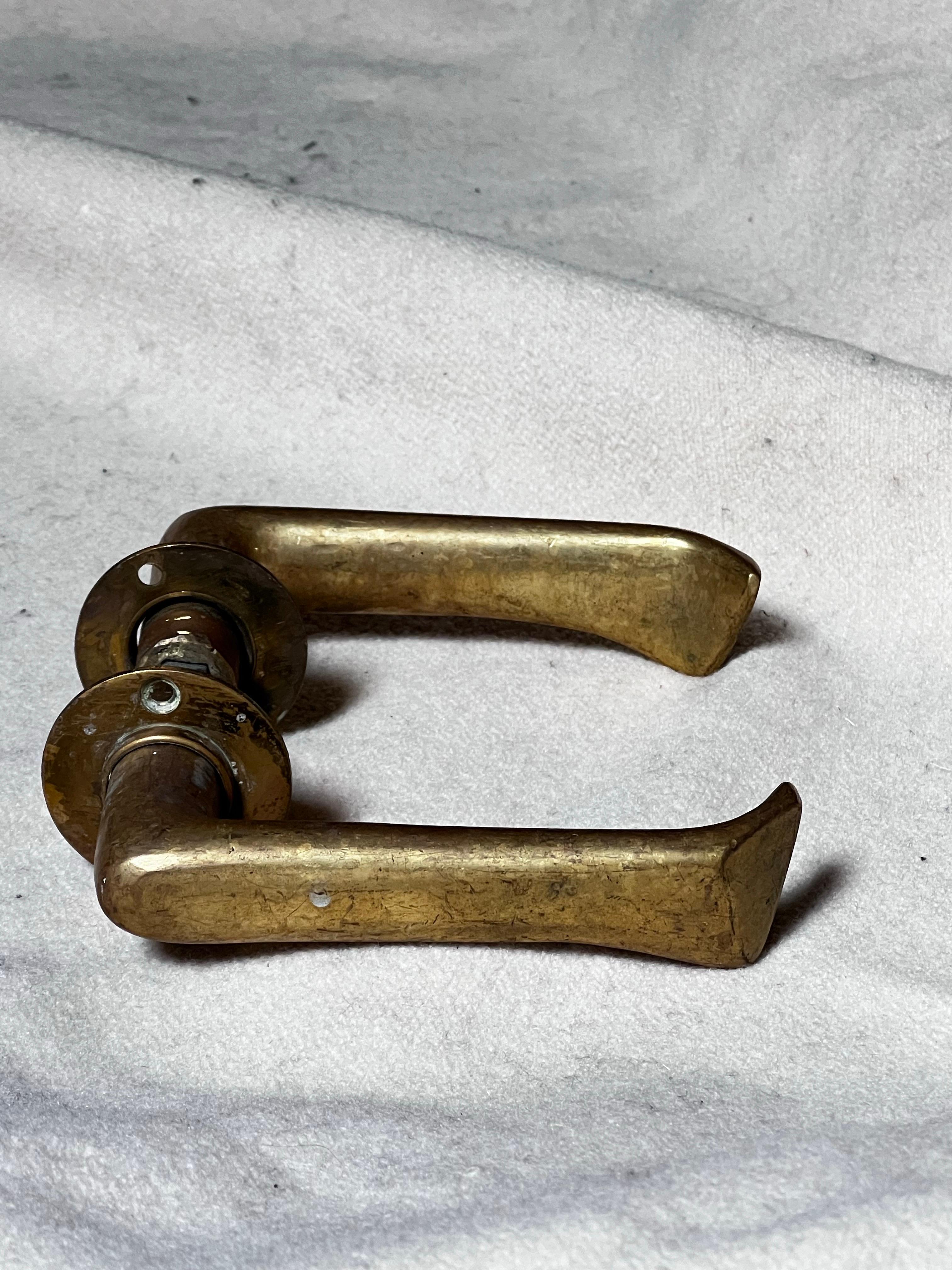 Alvar Aalto Estremamente raro il set di 6 maniglie per porte in ottone realizzate in Finlandia originali in vendita 7