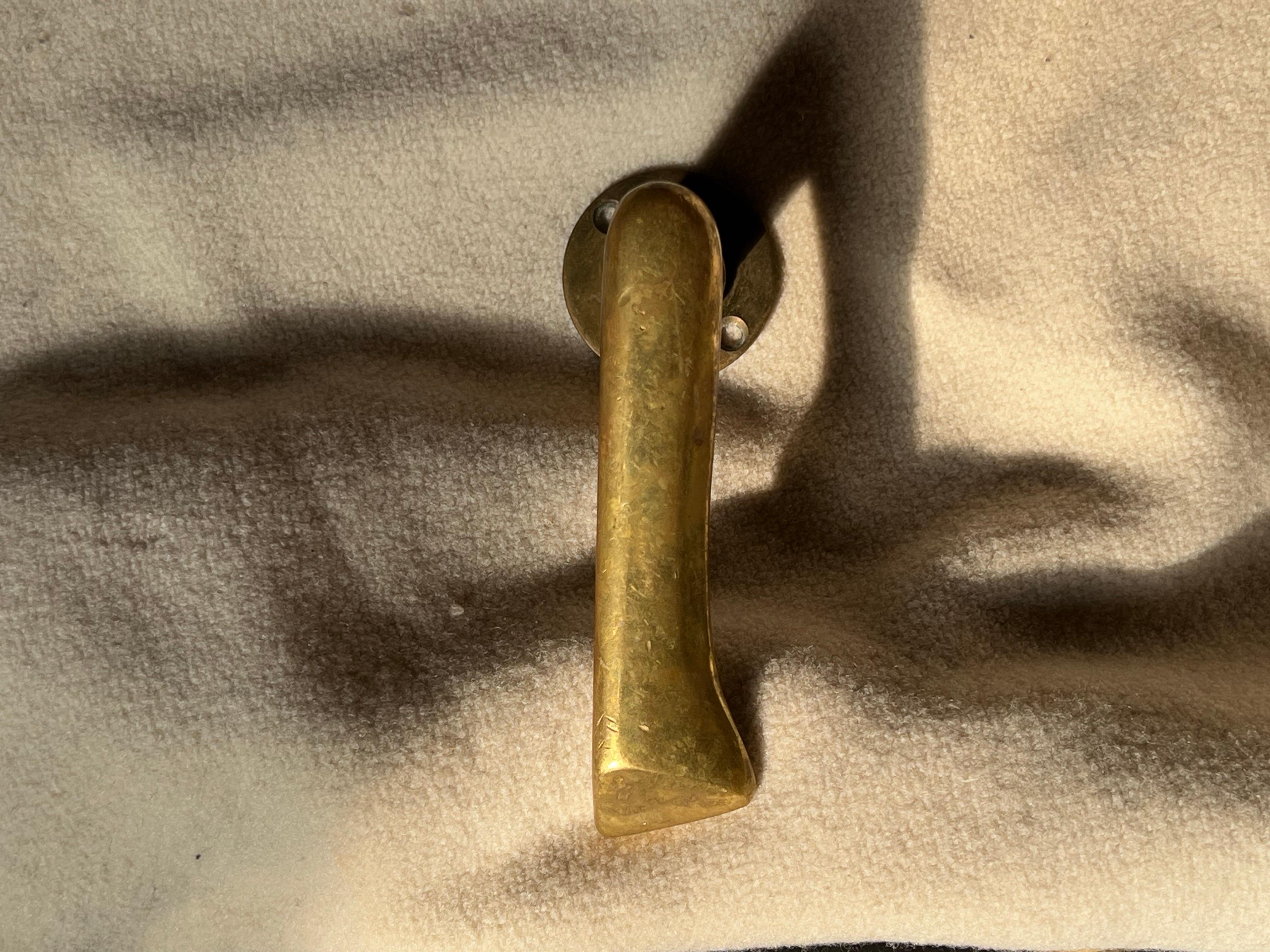Rarissimo set di 6 maniglie per porte in ottone massiccio del maestro Alvar Aalto+Aalto. 
________________________________________________________
Il suo lavoro comprende anche i mobili, i tessuti e la verreria, oltre alle sculture e alle pitture,