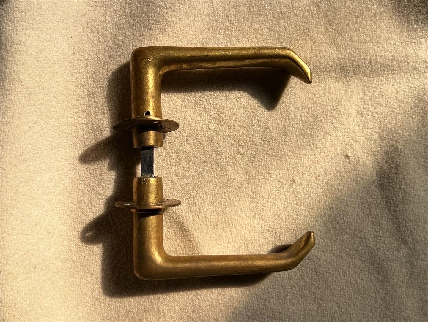 Mid-Century moderno Alvar Aalto Estremamente raro il set di 6 maniglie per porte in ottone realizzate in Finlandia originali in vendita
