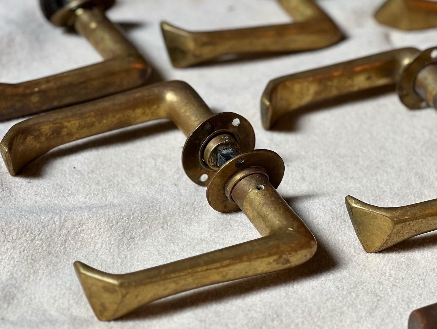 Finlandese Alvar Aalto Estremamente raro il set di 6 maniglie per porte in ottone realizzate in Finlandia originali in vendita