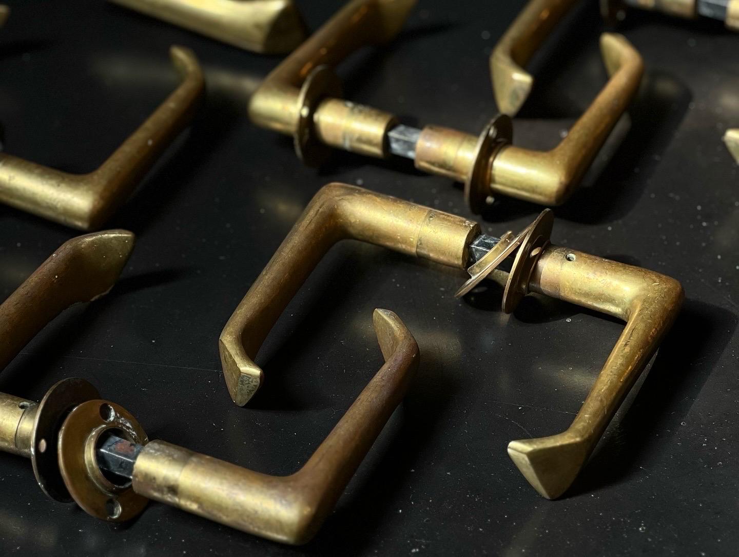 Fatto a mano Alvar Aalto Estremamente raro il set di 6 maniglie per porte in ottone realizzate in Finlandia originali in vendita