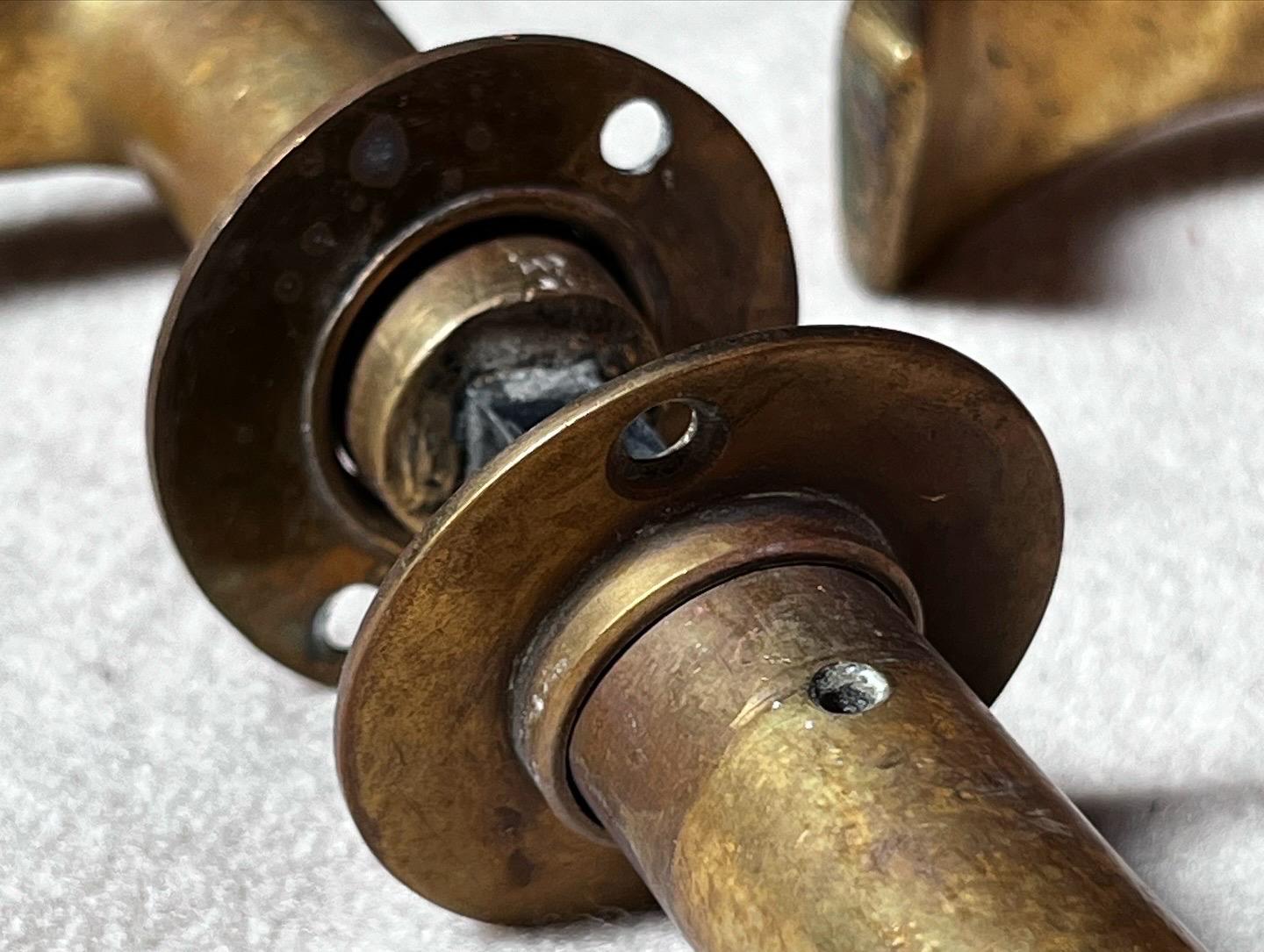 Alvar Aalto Estremamente raro il set di 6 maniglie per porte in ottone realizzate in Finlandia originali In condizioni buone in vendita a Forest, BE