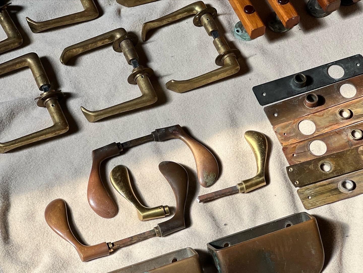 Metà XX secolo Alvar Aalto Estremamente raro il set di 6 maniglie per porte in ottone realizzate in Finlandia originali in vendita