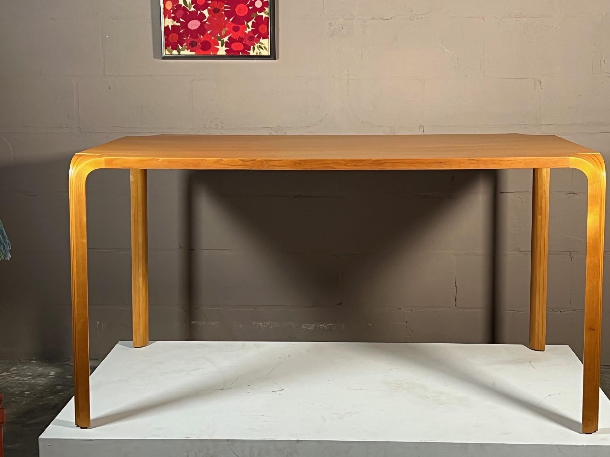 Una fantástica mesa de comedor con patas de abanico de Alvar Aalto. Madera de abedul con bonita pátina y veteado-muy buen estado.